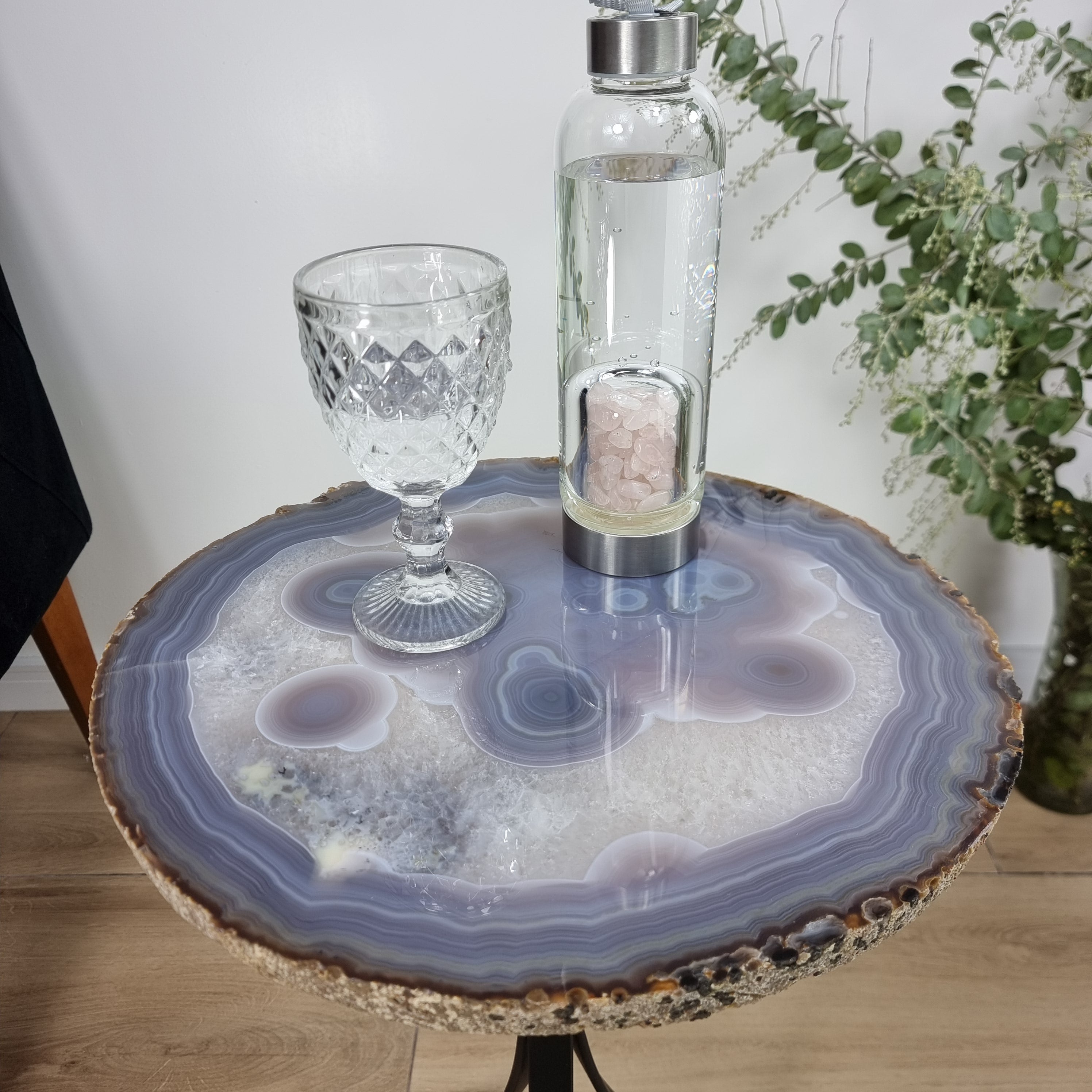 Mesa Lateral de Àgatas de Chapas GROSSAS| Base Tripé de Ferro Preta | Altura de 60 cm - Peça Artesanal BR Crystals