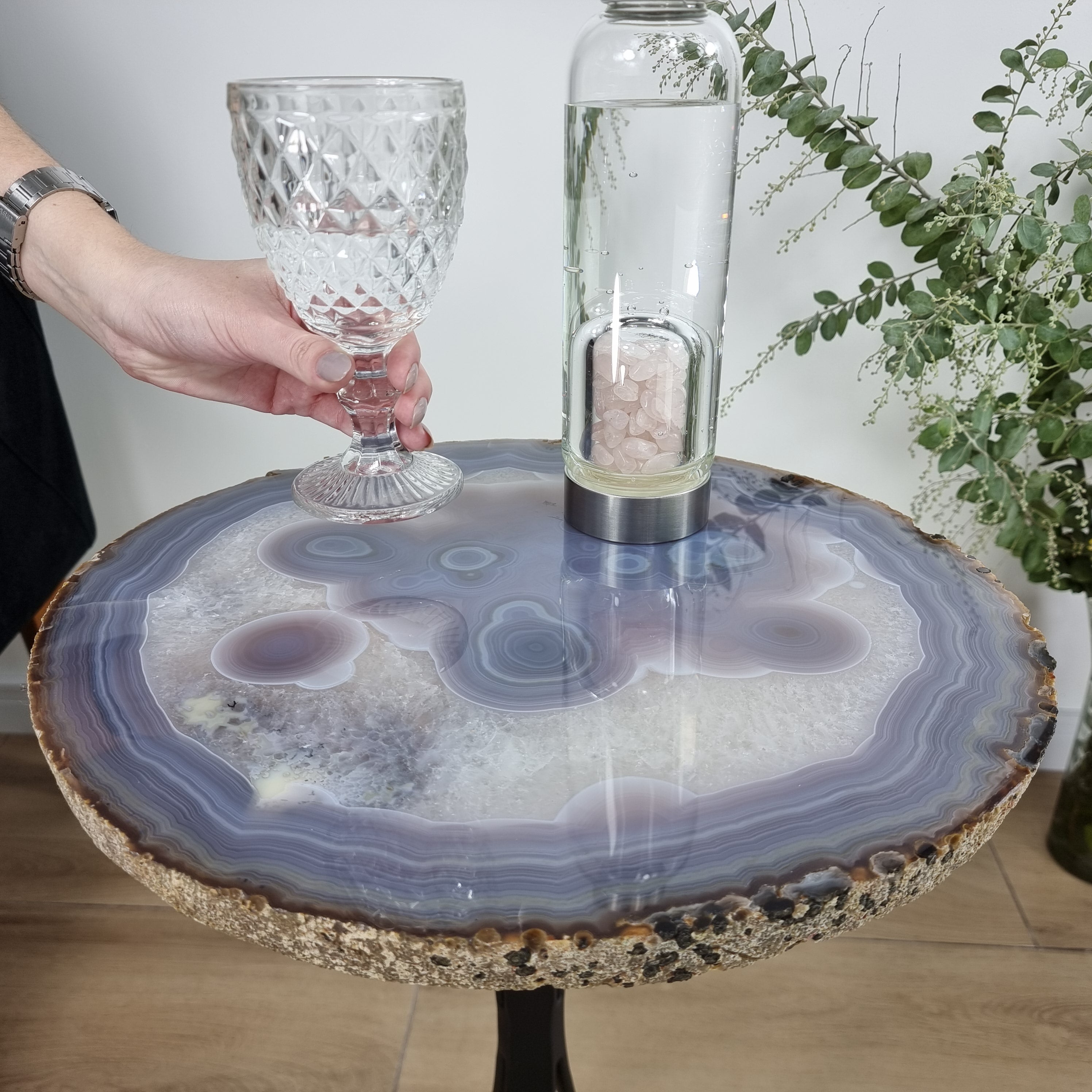 Mesa Lateral de Àgatas de Chapas GROSSAS| Base Tripé de Ferro Preta | Altura de 60 cm - Peça Artesanal BR Crystals