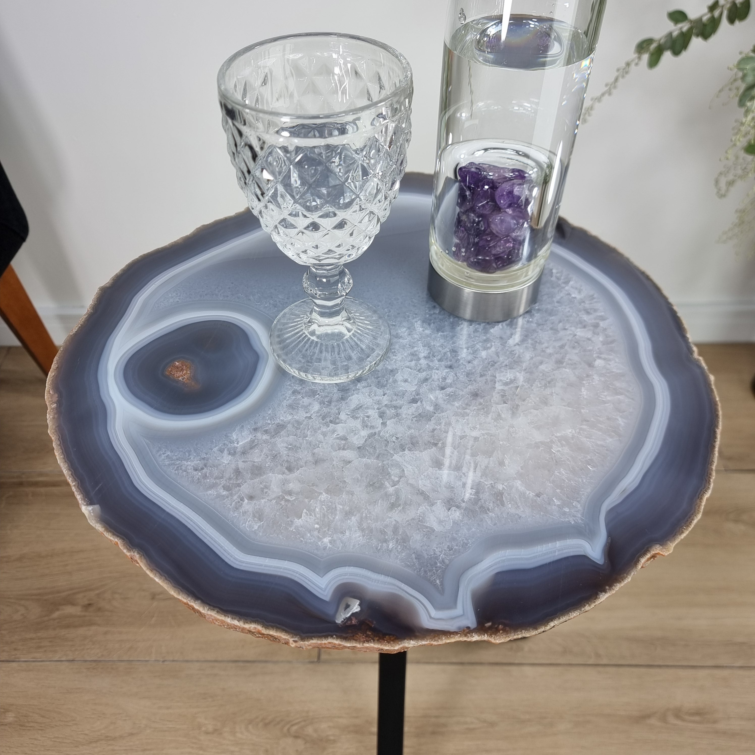 Mesa Lateral de Àgatas Chapas GROSSAS| Base Tripé de Ferro Preta | Altura de 60 cm - Peça Artesanal BR Crystals