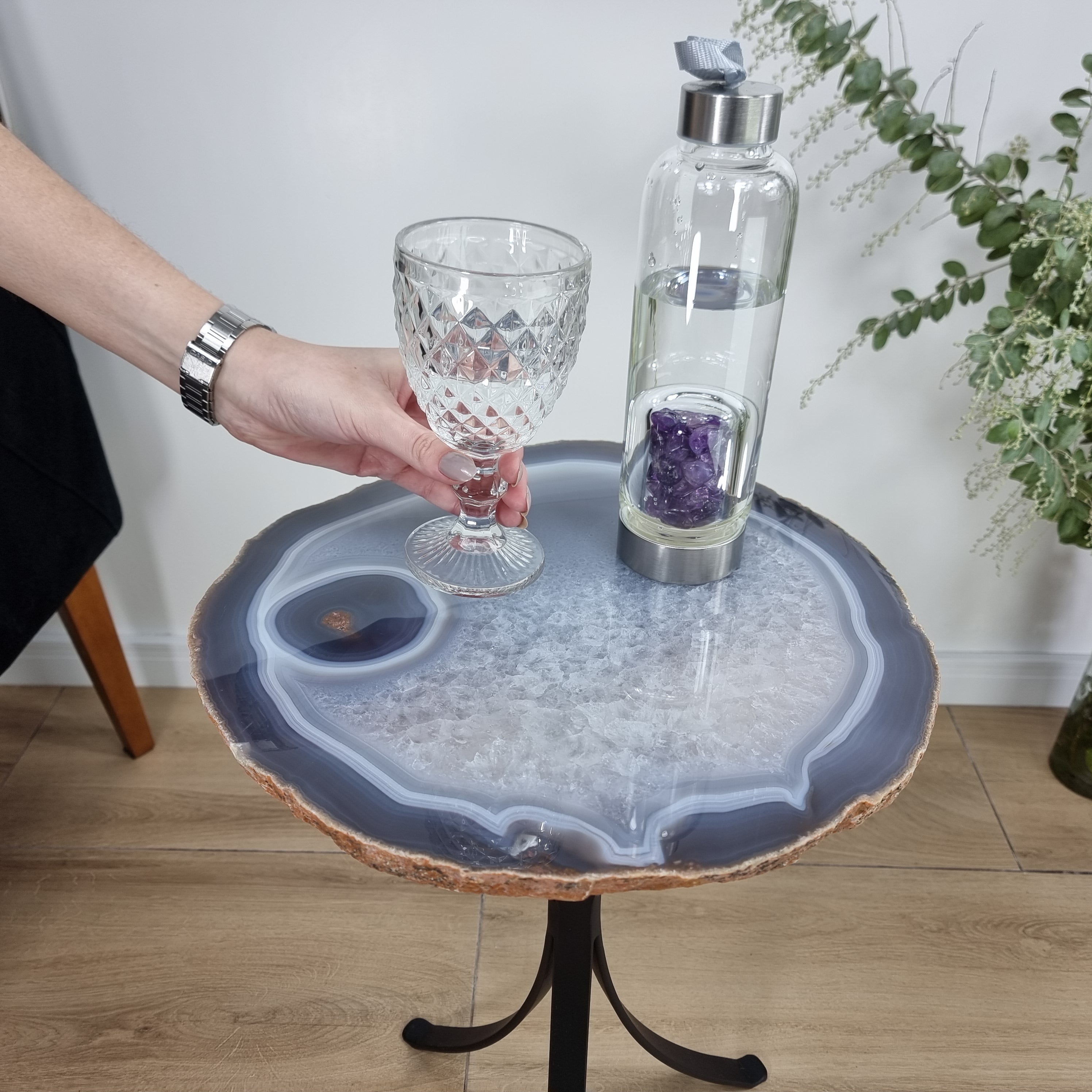 Mesa Lateral de Àgatas Chapas GROSSAS| Base Tripé de Ferro Preta | Altura de 60 cm - Peça Artesanal BR Crystals