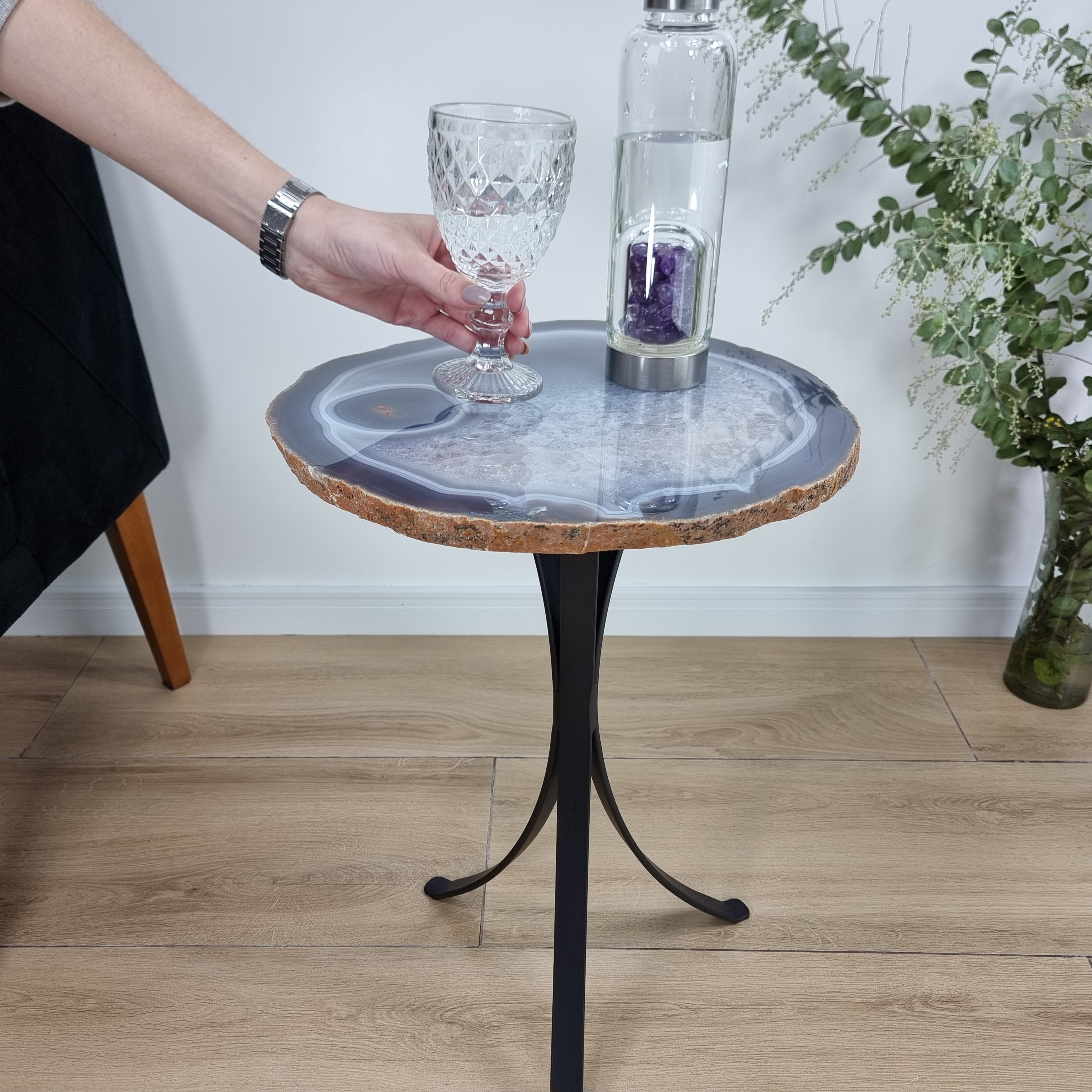 Mesa Lateral de Àgatas Chapas GROSSAS| Base Tripé de Ferro Preta | Altura de 60 cm - Peça Artesanal BR Crystals