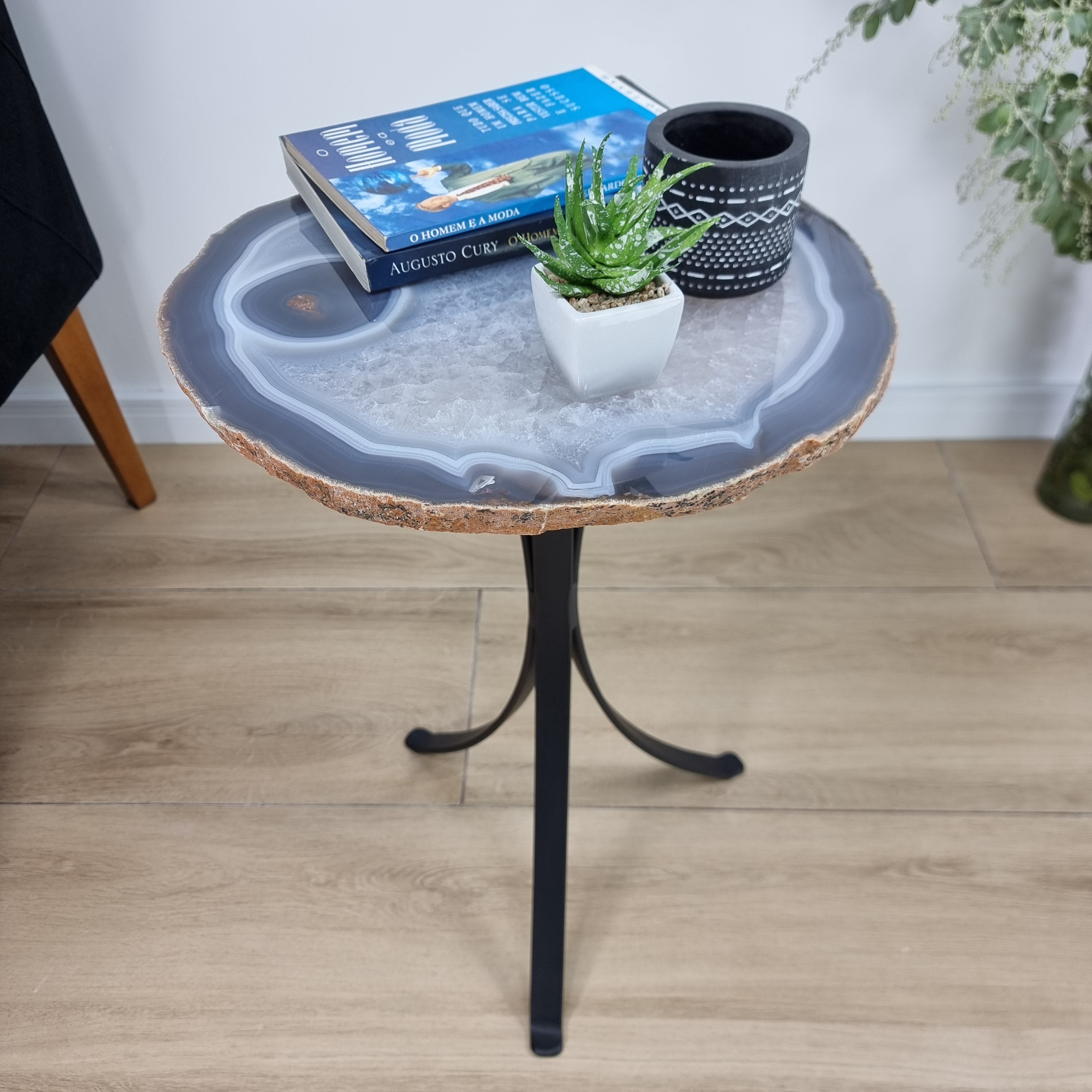 Mesa Lateral de Àgatas Chapas GROSSAS| Base Tripé de Ferro Preta | Altura de 60 cm - Peça Artesanal BR Crystals