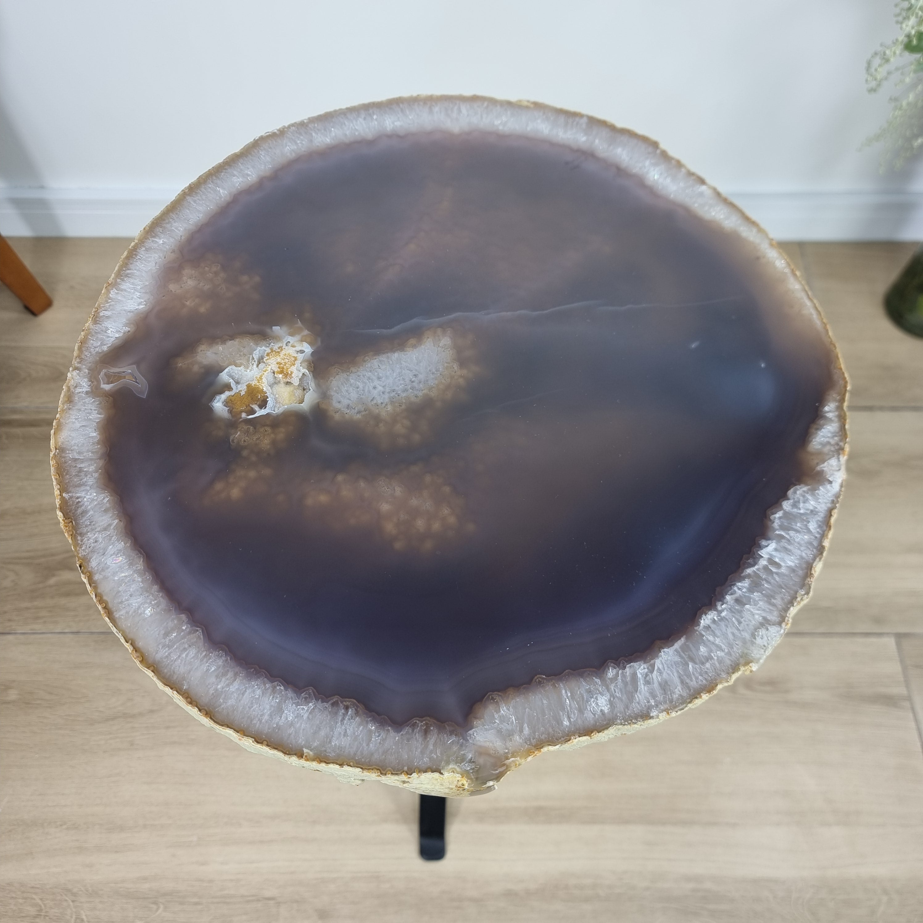 Mesa Lateral de Àgatas Naturais Chapas GROSSAS| Base Tripé de Ferro Preta | Altura de 60 cm - Peça Artesanal BR Crystals