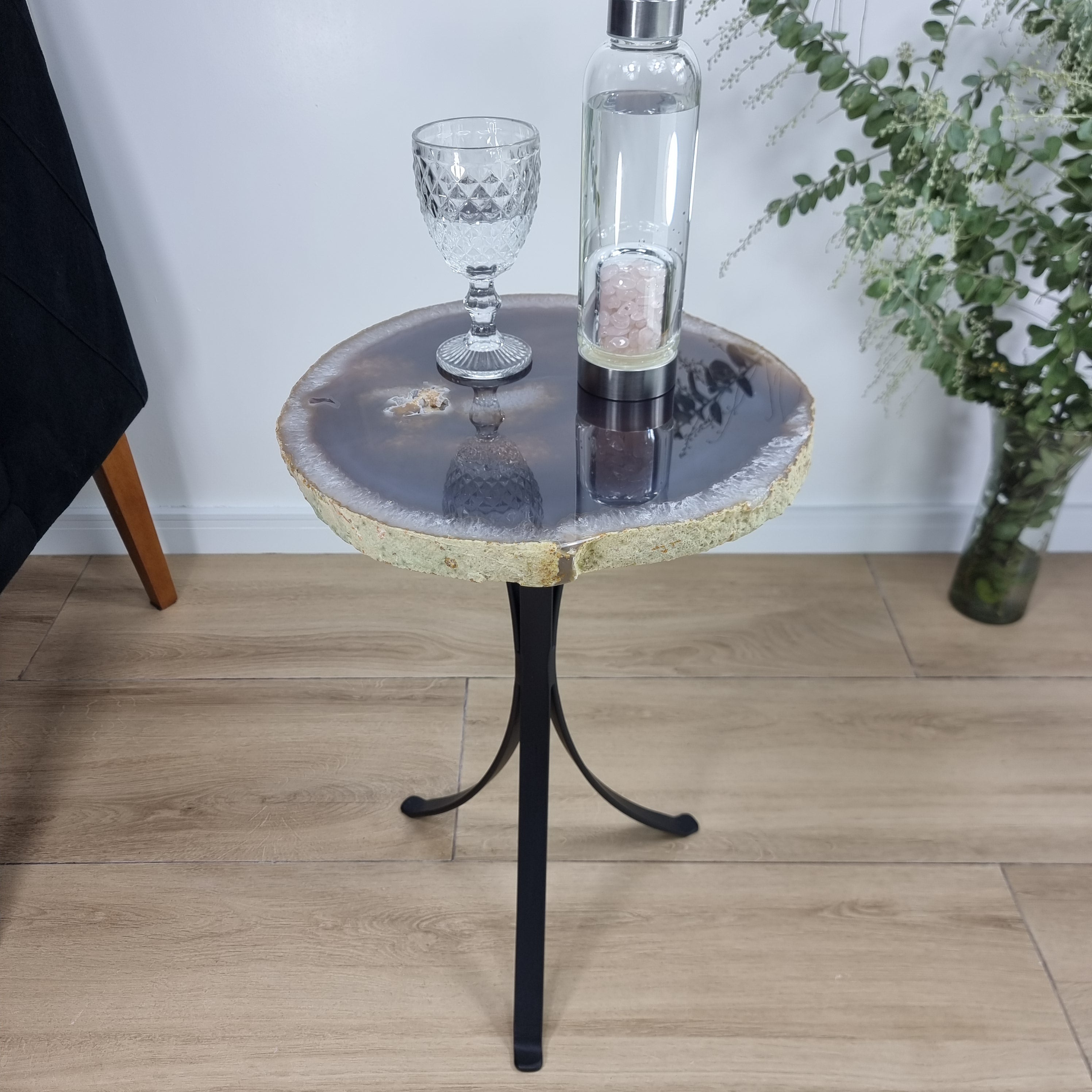 Mesa Lateral de Àgatas Naturais Chapas GROSSAS| Base Tripé de Ferro Preta | Altura de 60 cm - Peça Artesanal BR Crystals