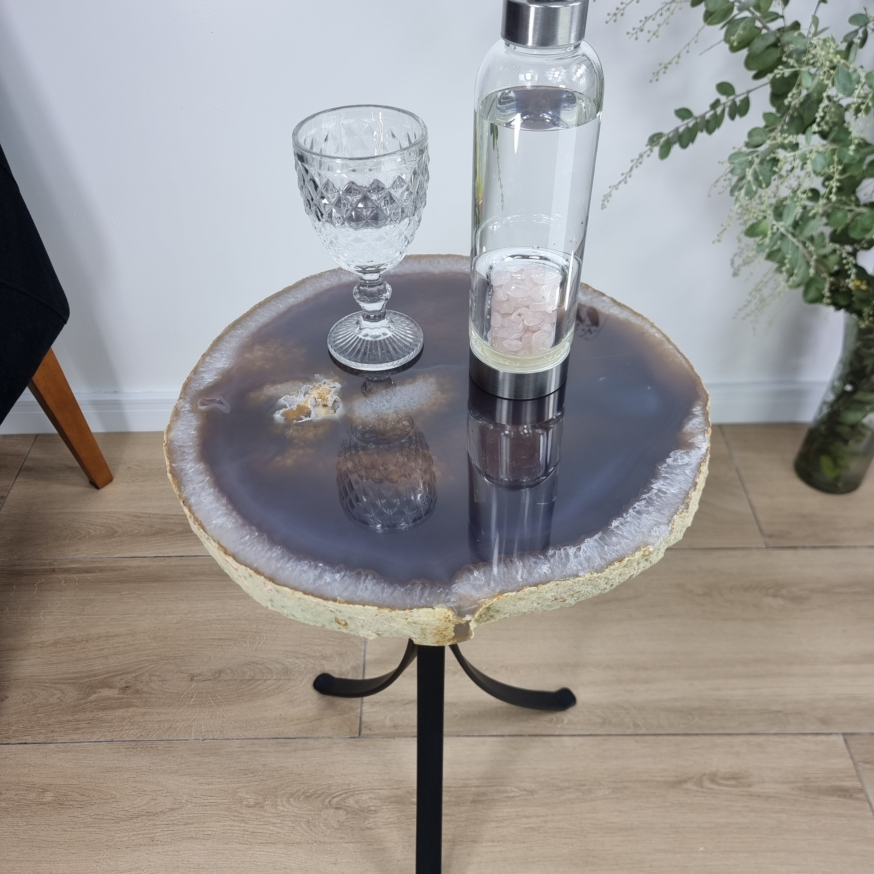 Mesa Lateral de Àgatas Naturais Chapas GROSSAS| Base Tripé de Ferro Preta | Altura de 60 cm - Peça Artesanal BR Crystals