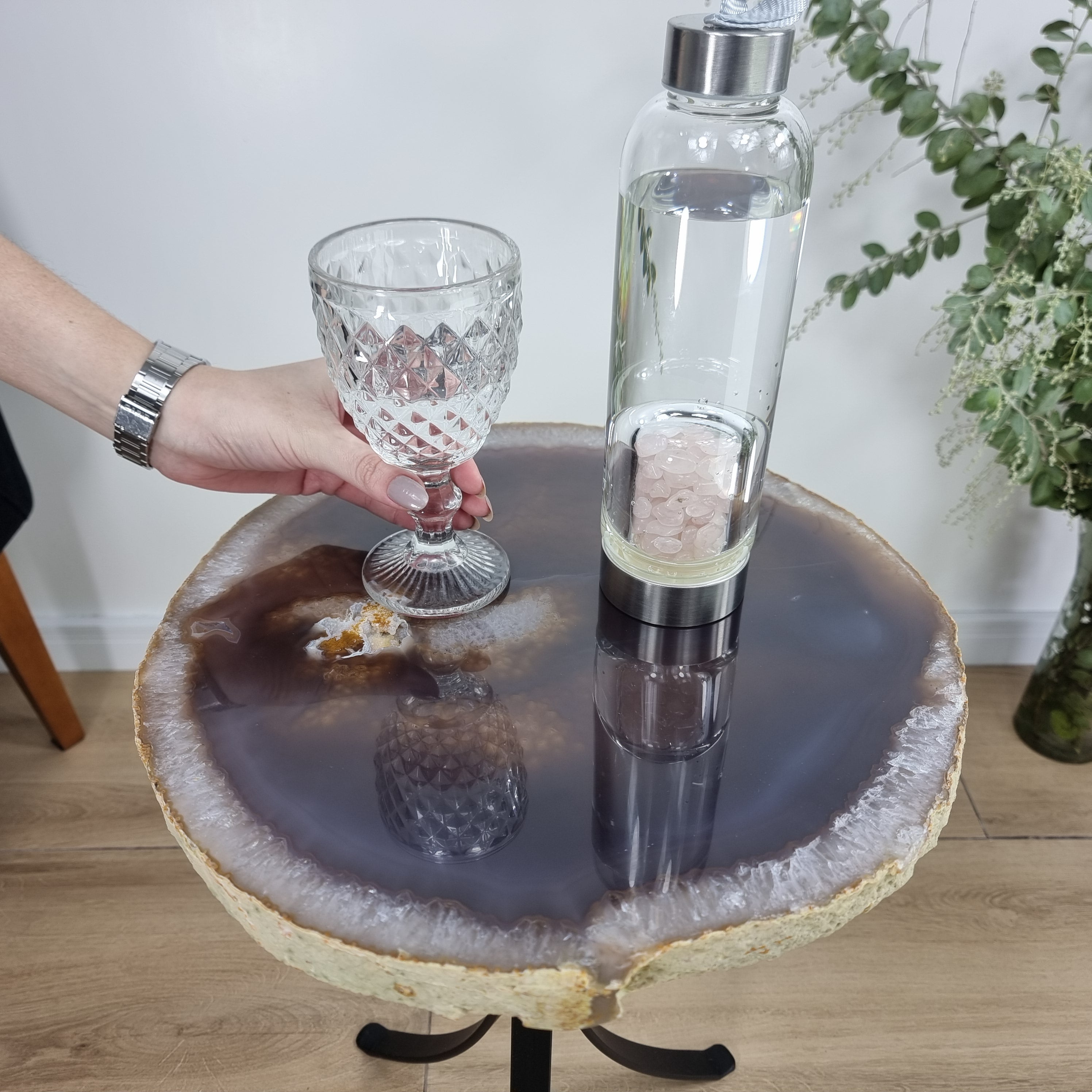 Mesa Lateral de Àgatas Naturais Chapas GROSSAS| Base Tripé de Ferro Preta | Altura de 60 cm - Peça Artesanal BR Crystals