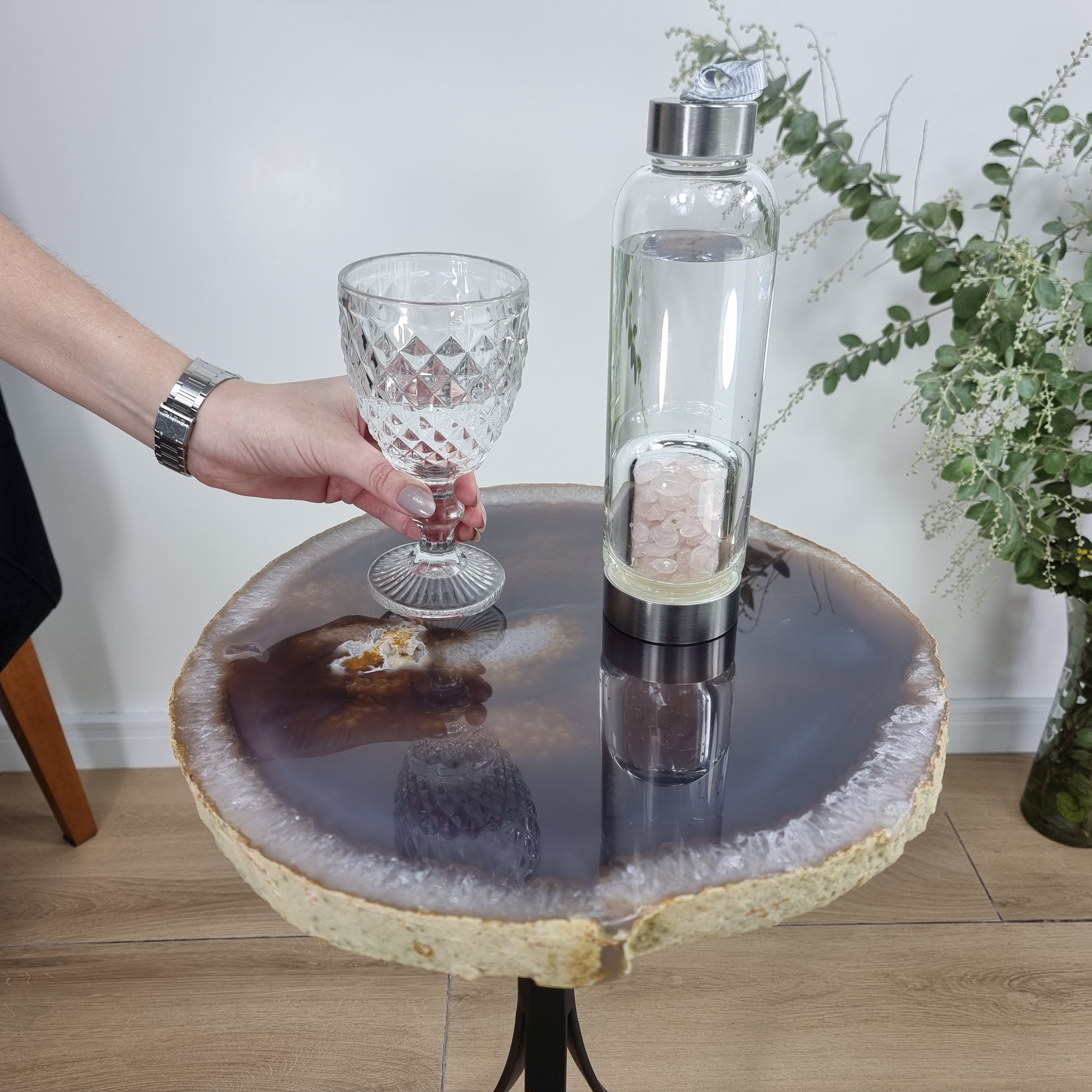 Mesa Lateral de Àgatas Naturais Chapas GROSSAS| Base Tripé de Ferro Preta | Altura de 60 cm - Peça Artesanal BR Crystals