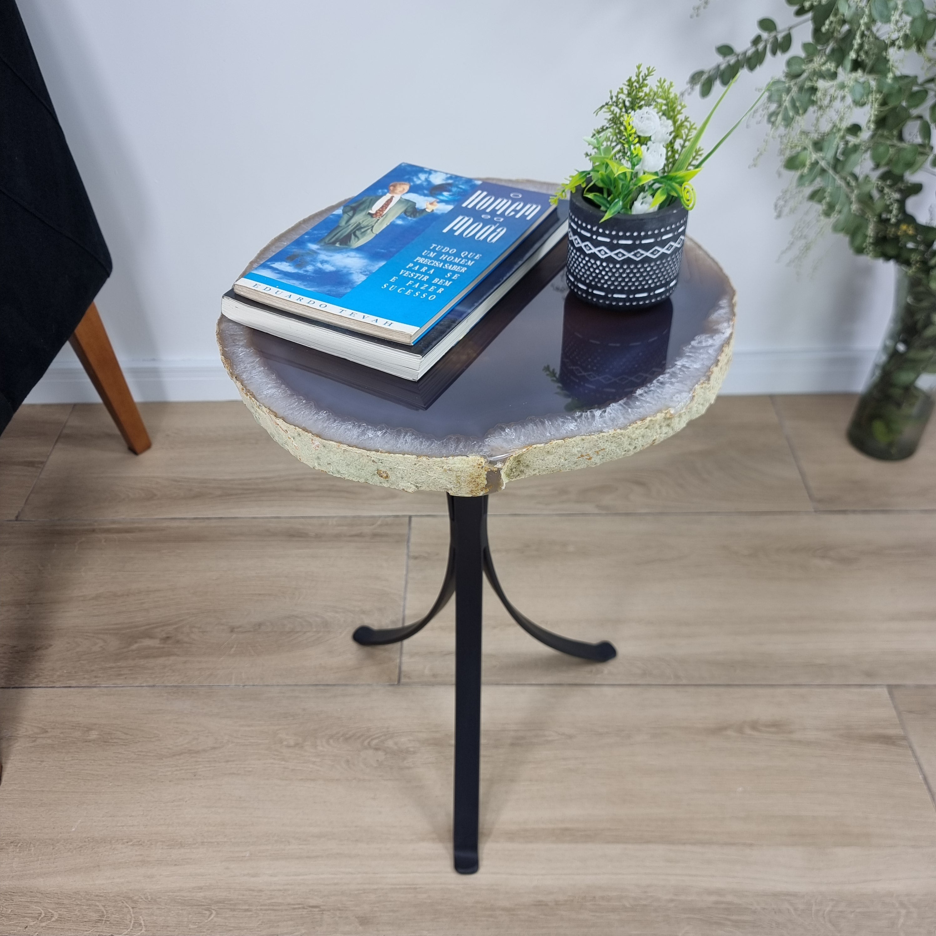 Mesa Lateral de Àgatas Naturais Chapas GROSSAS| Base Tripé de Ferro Preta | Altura de 60 cm - Peça Artesanal BR Crystals