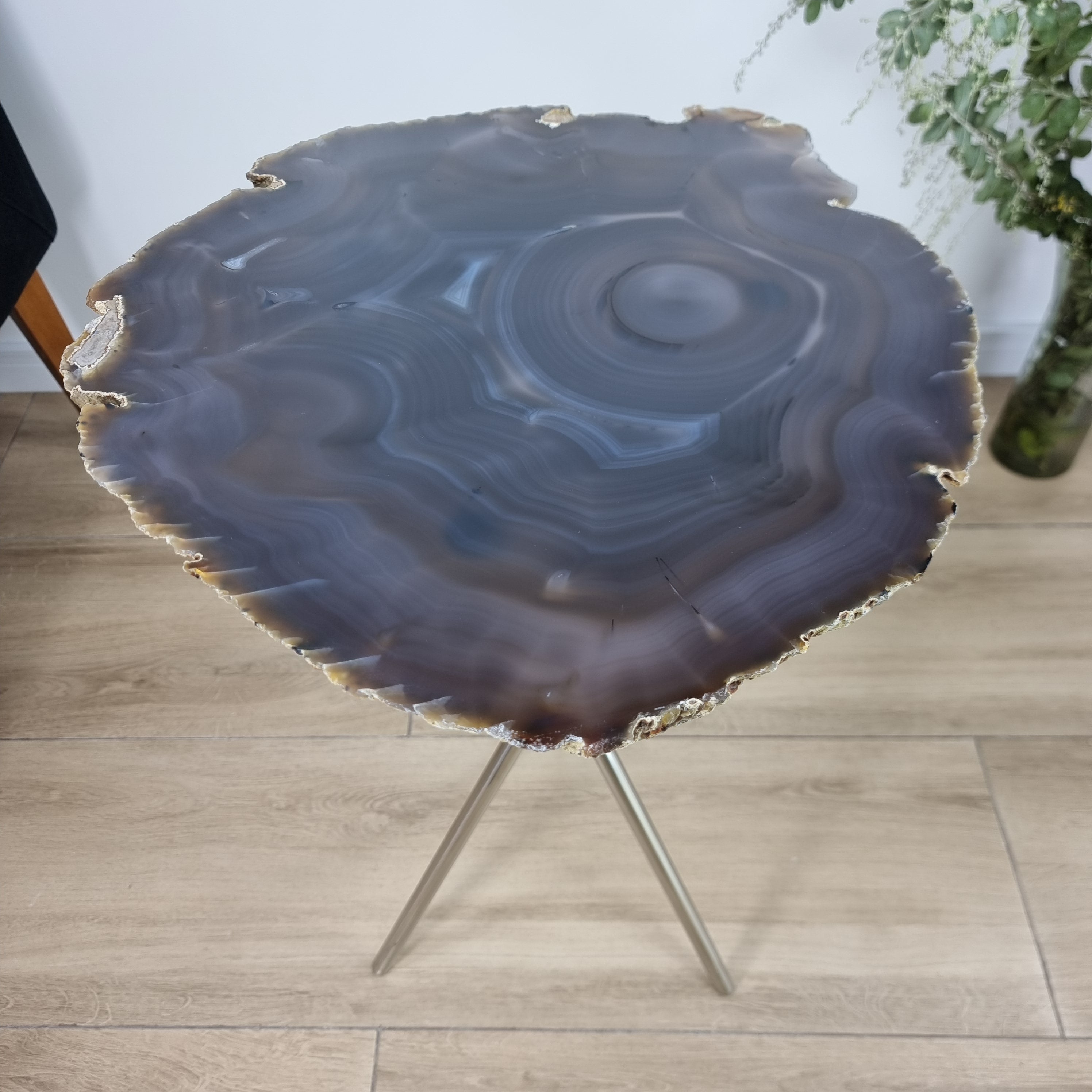 Mesa Lateral de Àgatas Preta Especiais | Base Tripé Prata | Altura de 60 cm - Peça Artesanal BR Crystals