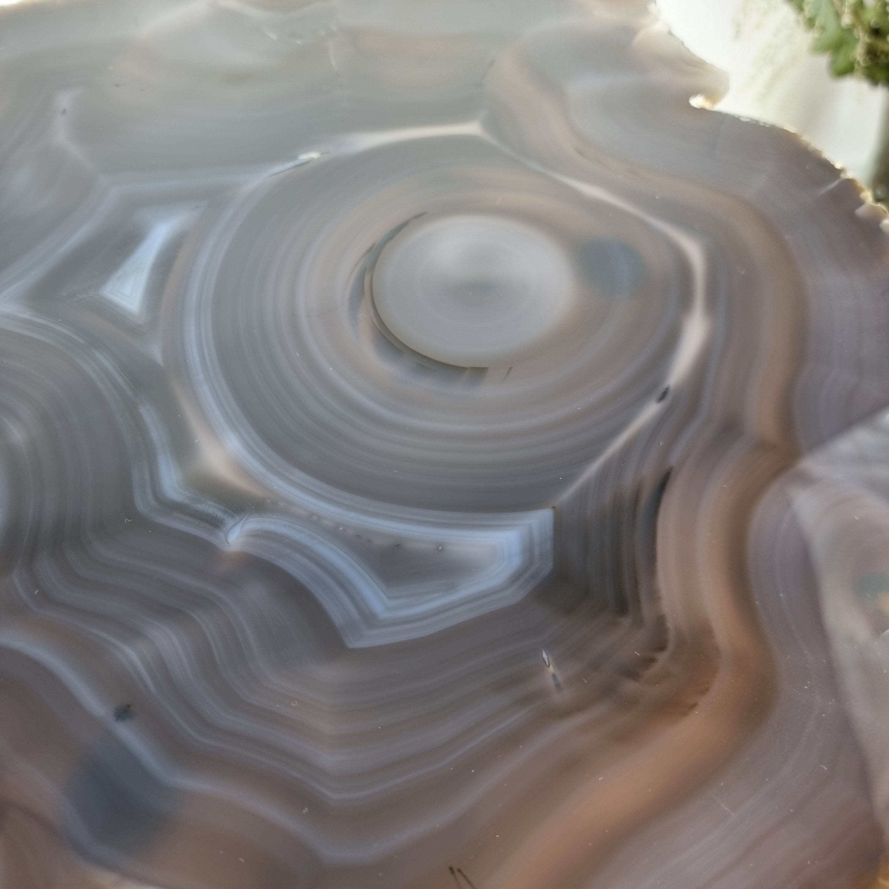 Mesa Lateral de Àgatas Preta Especiais | Base Tripé Prata | Altura de 60 cm - Peça Artesanal BR Crystals