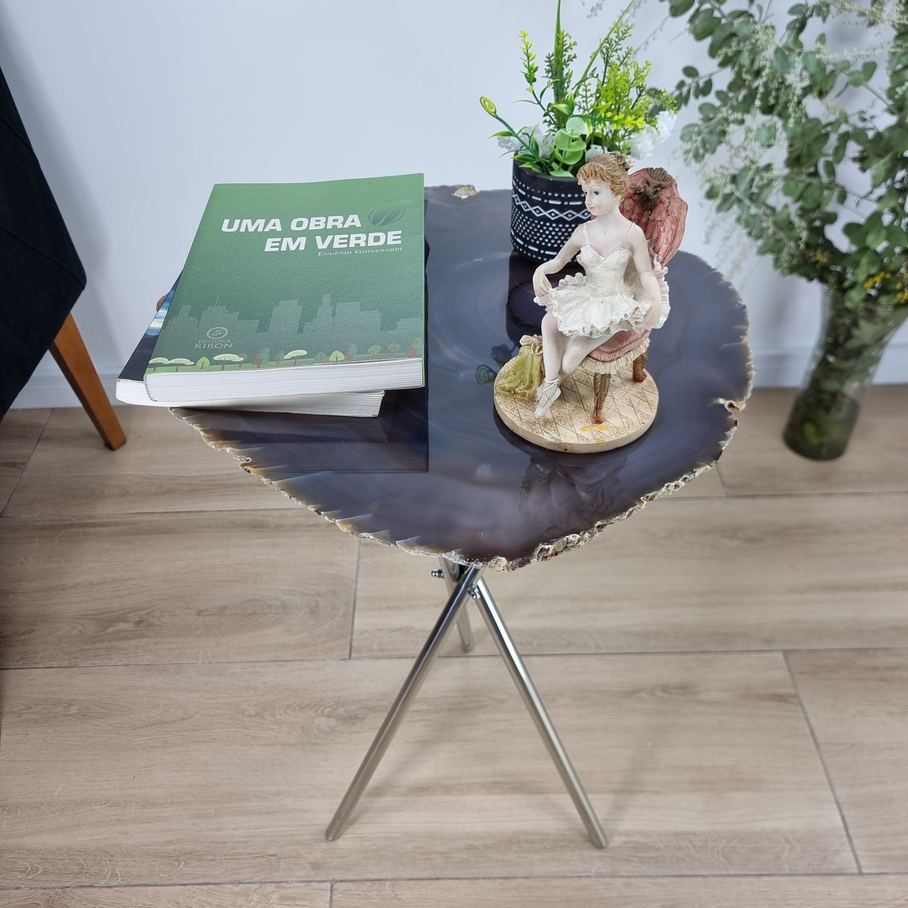 Mesa Lateral de Àgatas Preta Especiais | Base Tripé Prata | Altura de 60 cm - Peça Artesanal BR Crystals