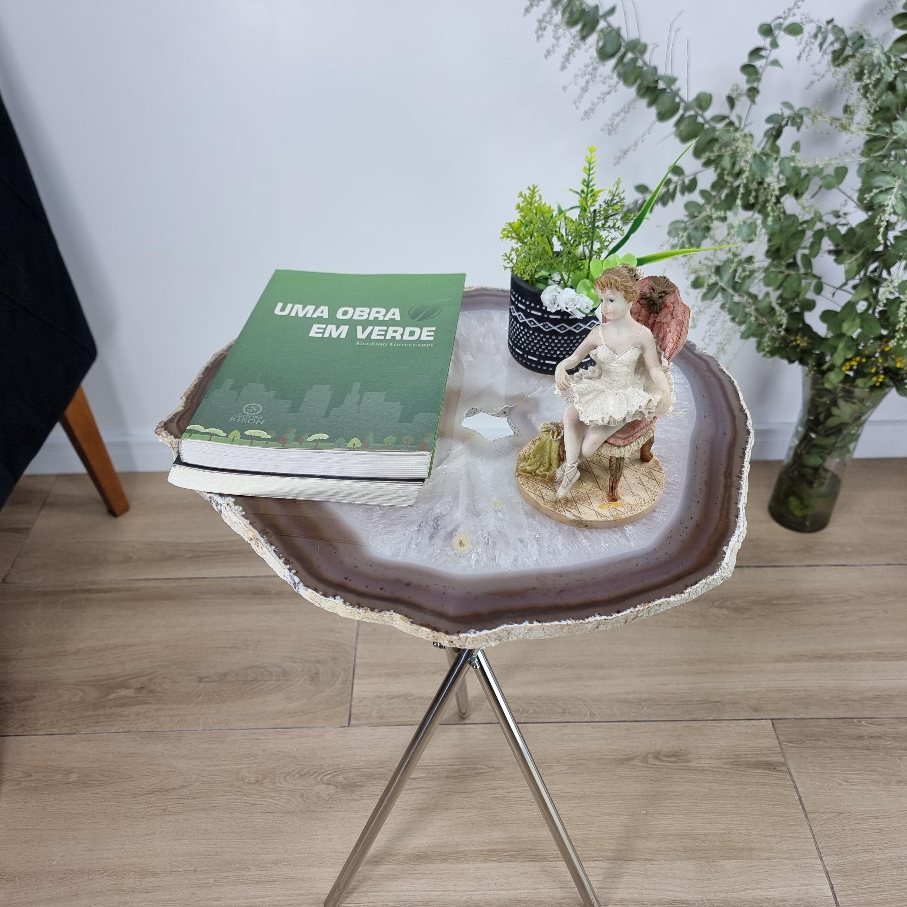 Mesa Lateral de Àgatas Brancas Naturais | Base Tripé Prata | Altura de 60 cm - Peça Artesanal BR Crystals