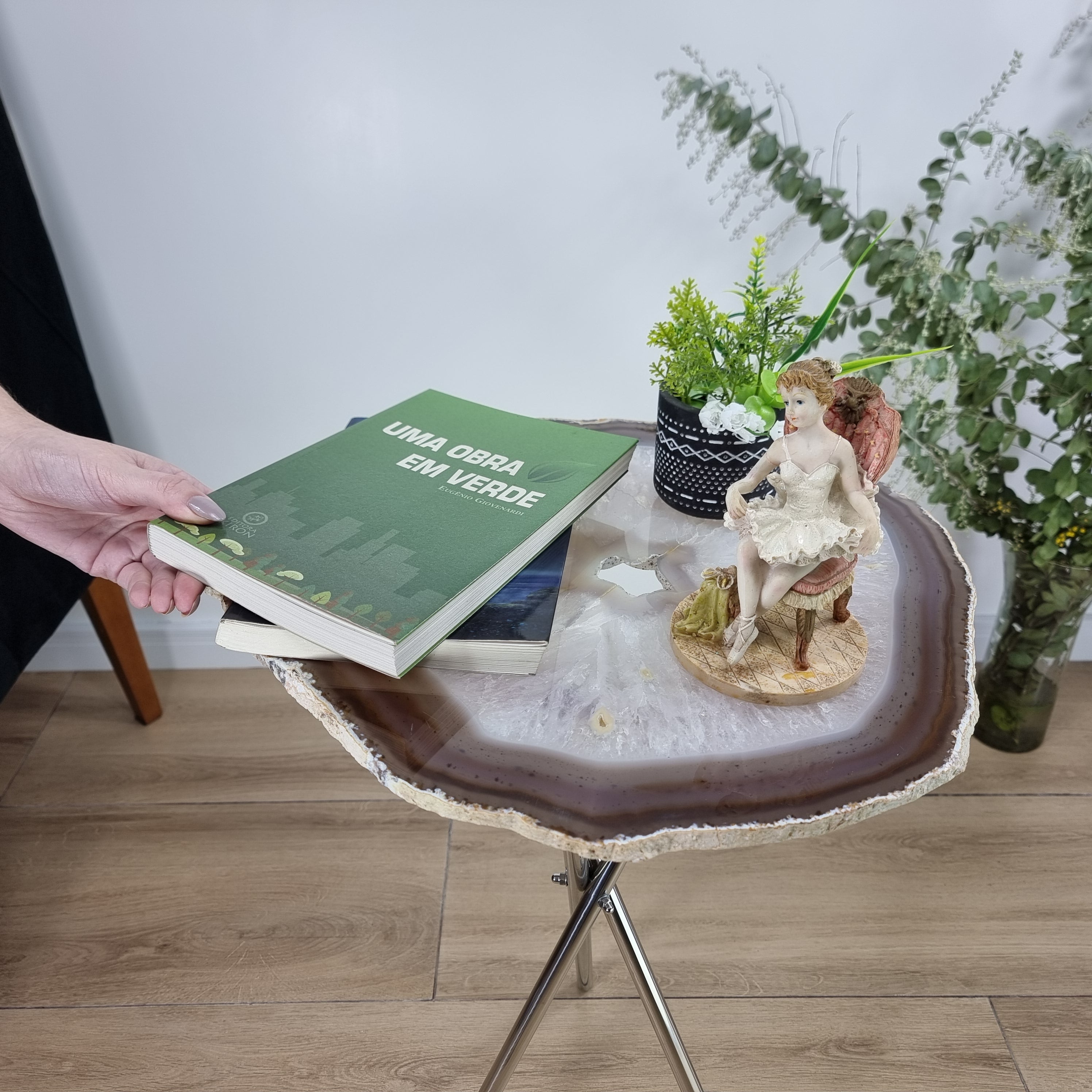 Mesa Lateral de Àgatas Brancas Naturais | Base Tripé Prata | Altura de 60 cm - Peça Artesanal BR Crystals