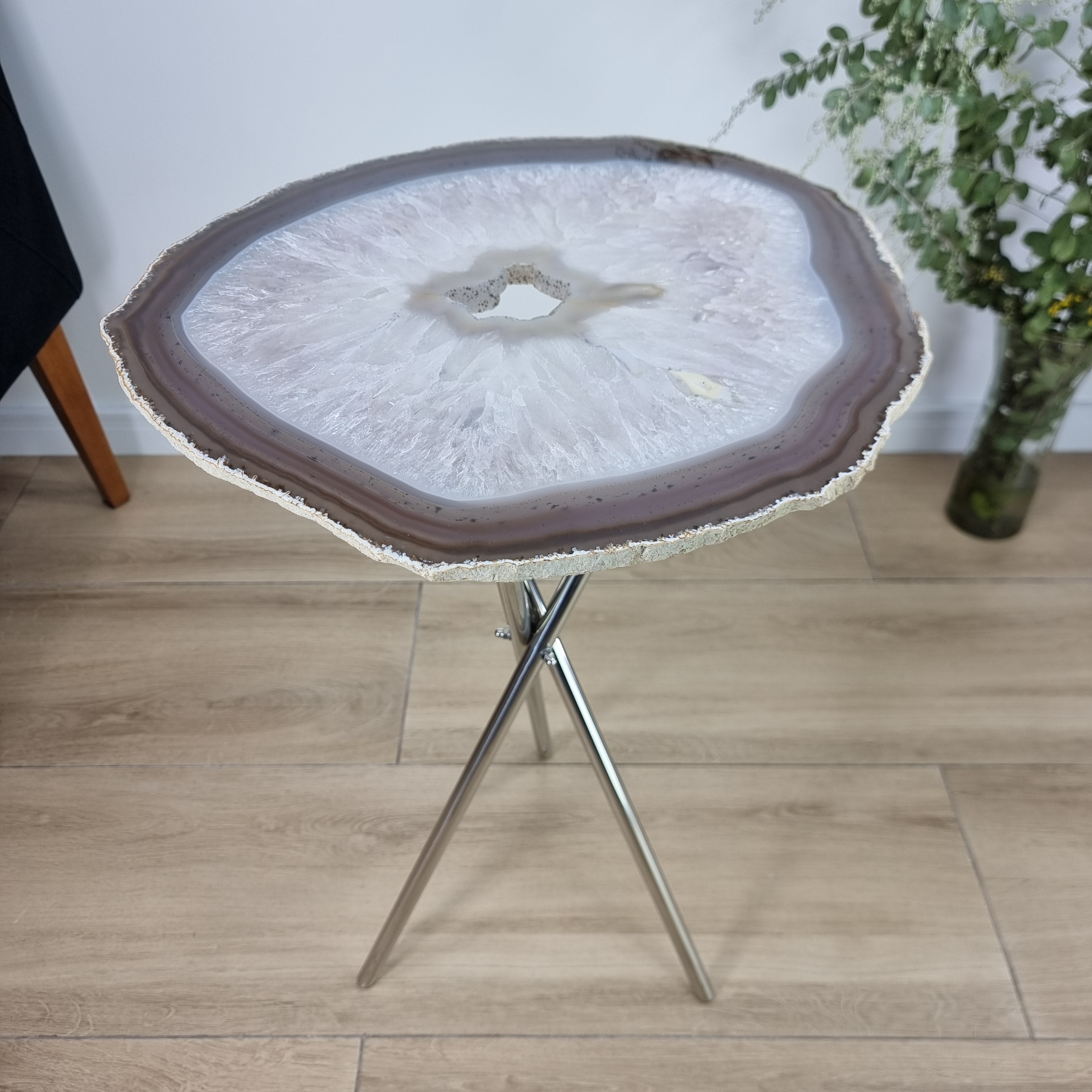 Mesa Lateral de Àgatas Brancas Naturais | Base Tripé Prata | Altura de 60 cm - Peça Artesanal BR Crystals