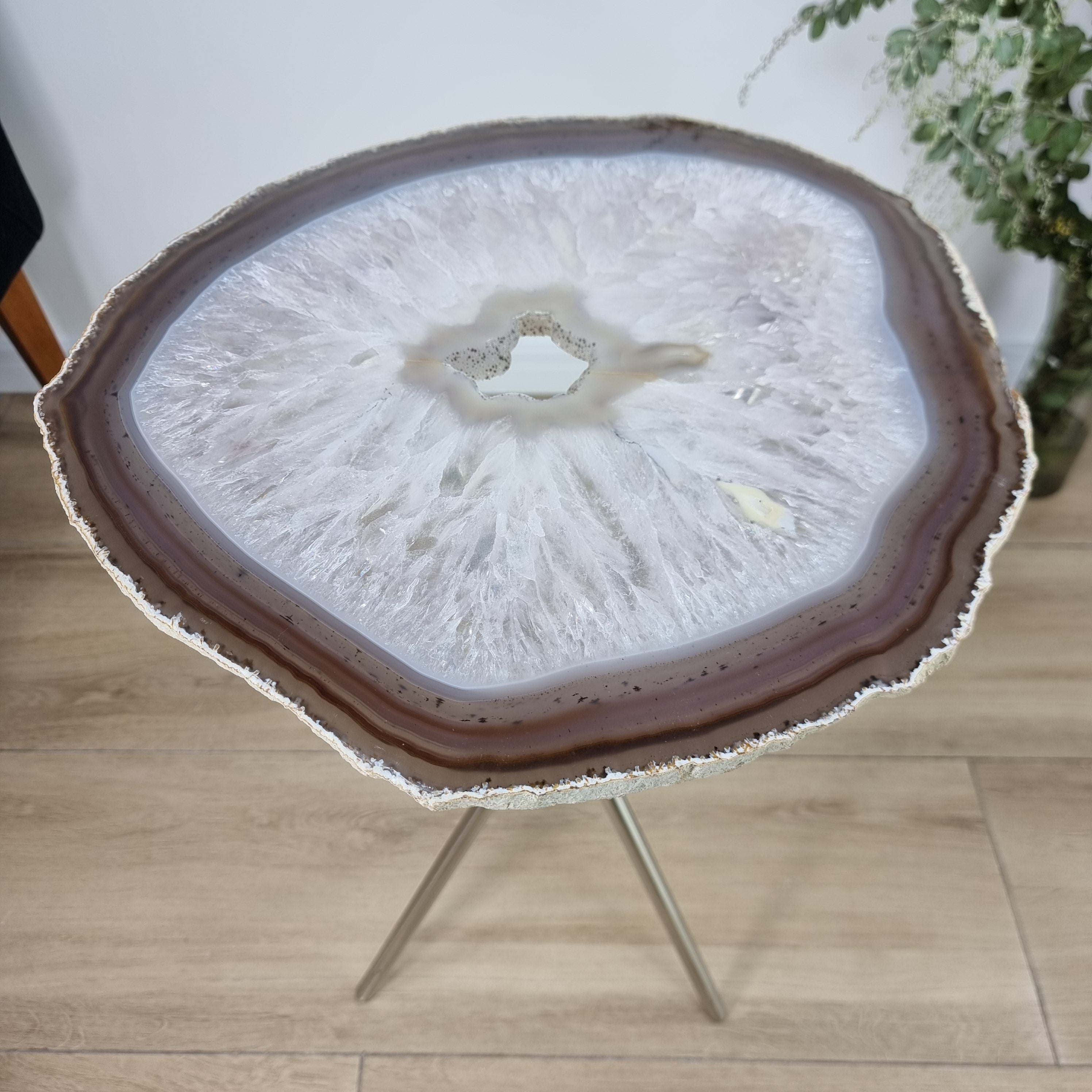 Mesa Lateral de Àgatas Brancas Naturais | Base Tripé Prata | Altura de 60 cm - Peça Artesanal BR Crystals