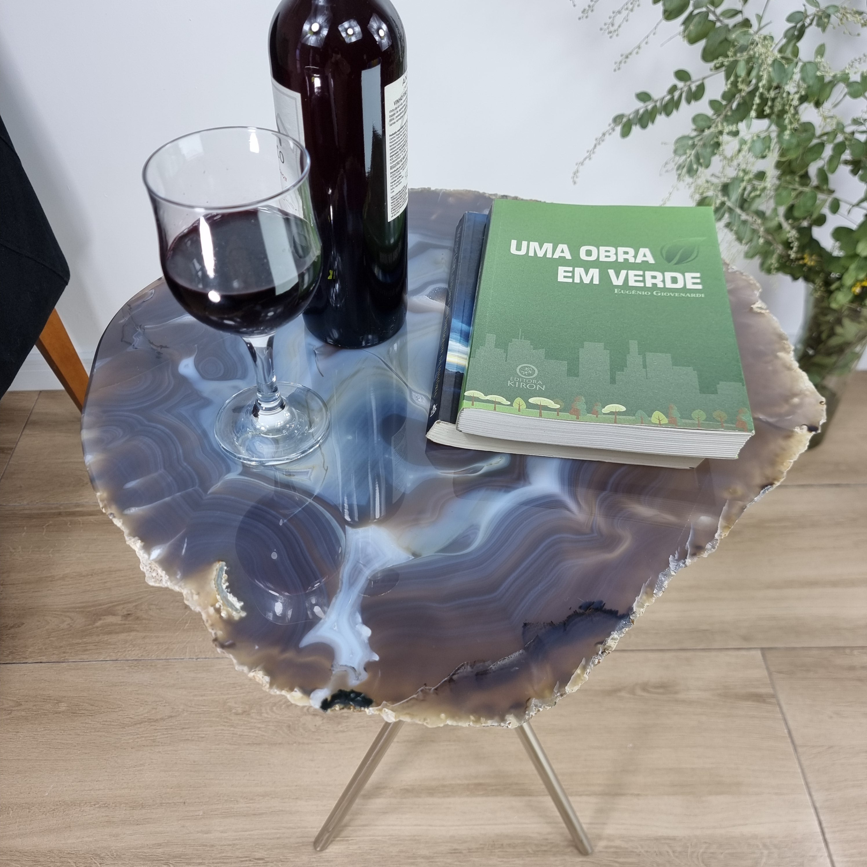 Mesa Lateral de Àgatas Preta Naturais | Base Tripé Prata | Altura de 60 cm - Peça Artesanal BR Crystals