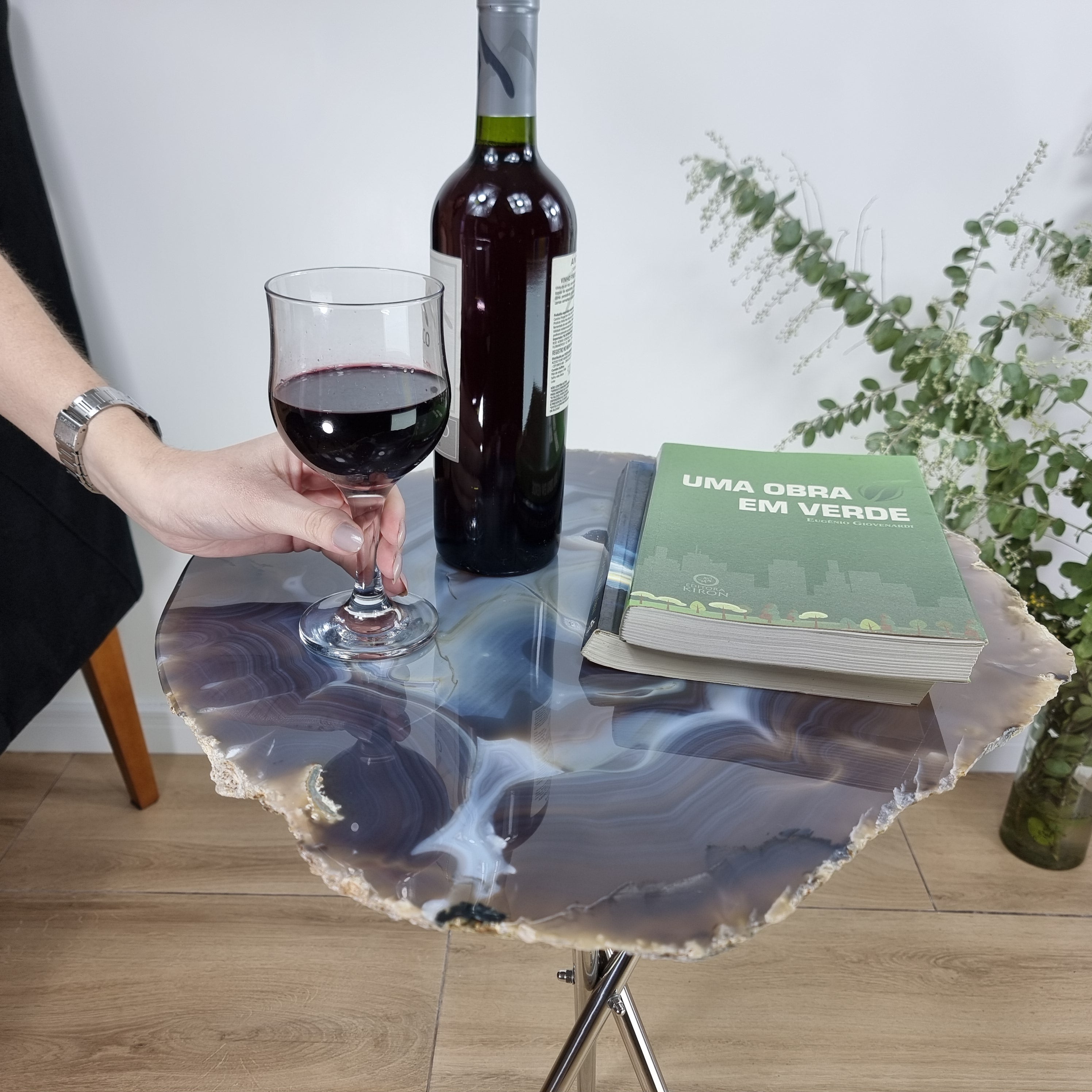 Mesa Lateral de Àgatas Preta Naturais | Base Tripé Prata | Altura de 60 cm - Peça Artesanal BR Crystals