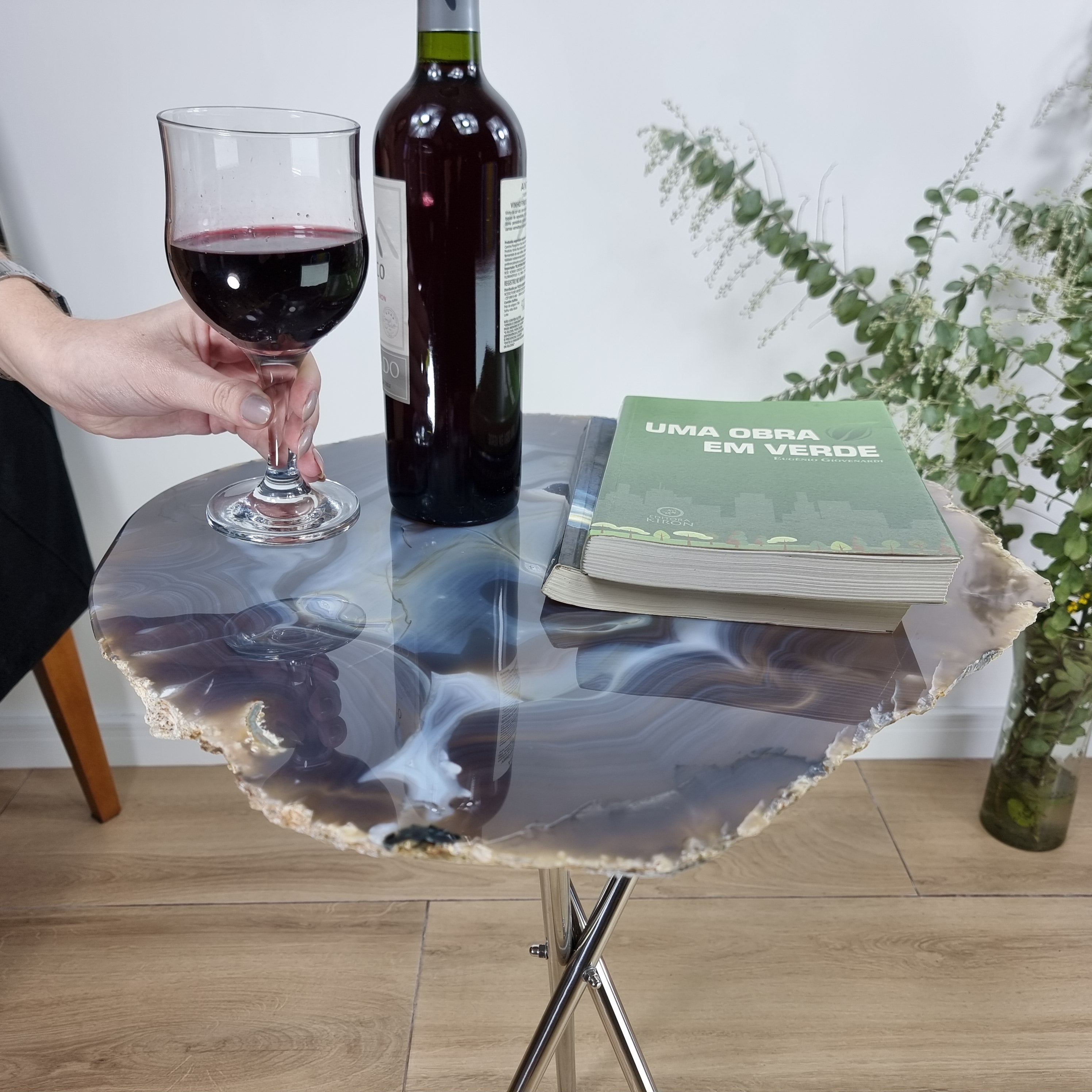 Mesa Lateral de Àgatas Preta Naturais | Base Tripé Prata | Altura de 60 cm - Peça Artesanal BR Crystals