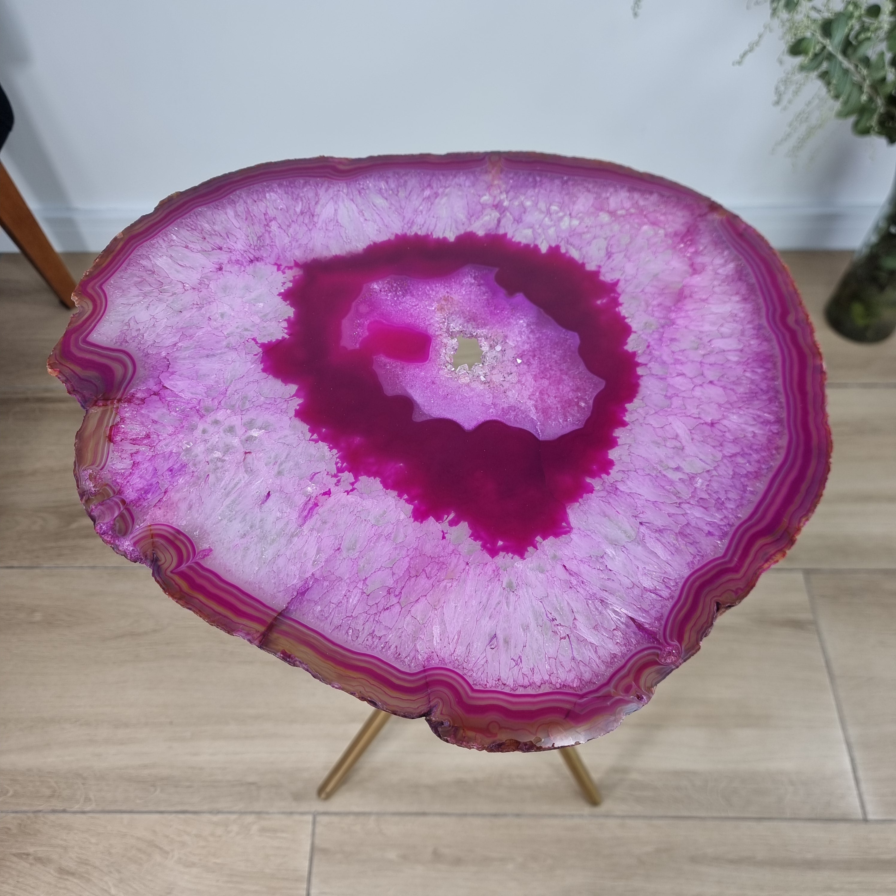 Mesa Lateral de Àgatas Naturais | Base Tripé Latão Ouro | Altura de 60 cm - Peça Artesanal BR Crystals