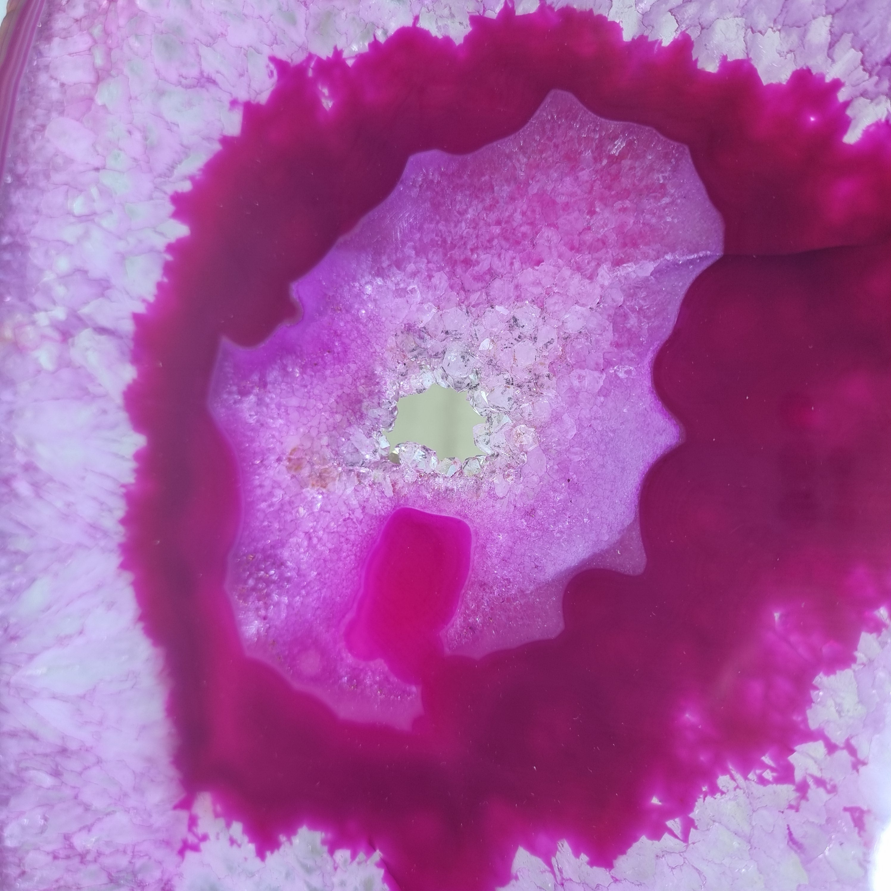 Mesa Lateral de Àgatas Naturais | Base Tripé Latão Ouro | Altura de 60 cm - Peça Artesanal BR Crystals