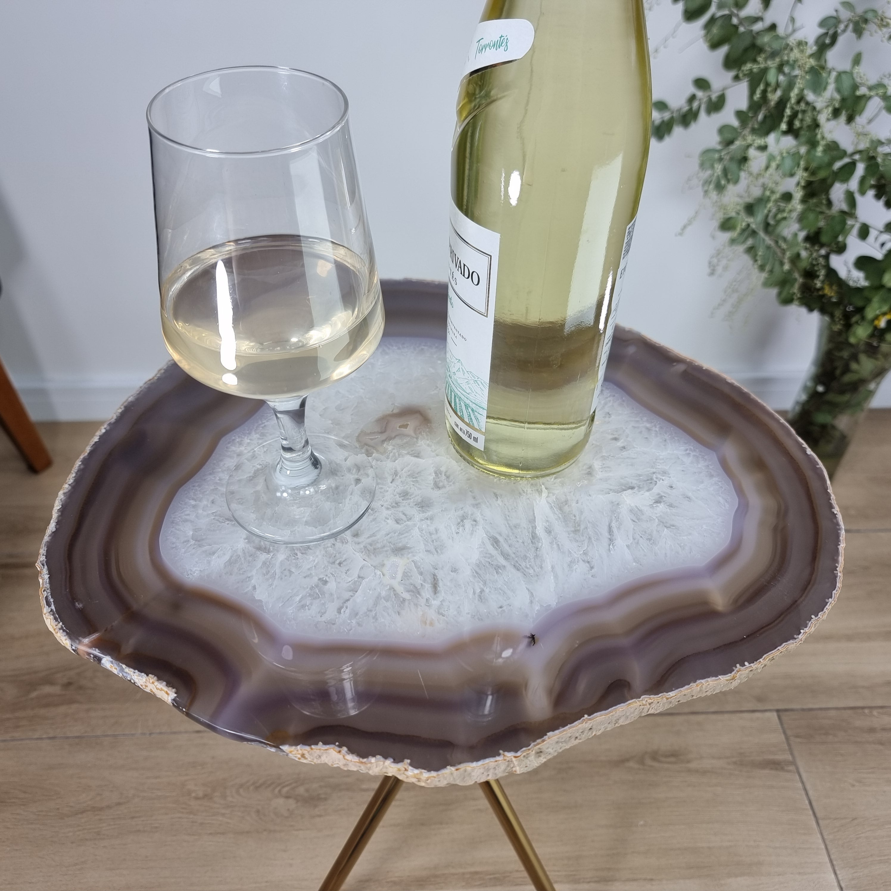 Mesa Lateral de Àgatas Brancas Especiais | Base Tripé de Latão Ouro | Altura de 60 cm - Peça Artesanal BR Crystals