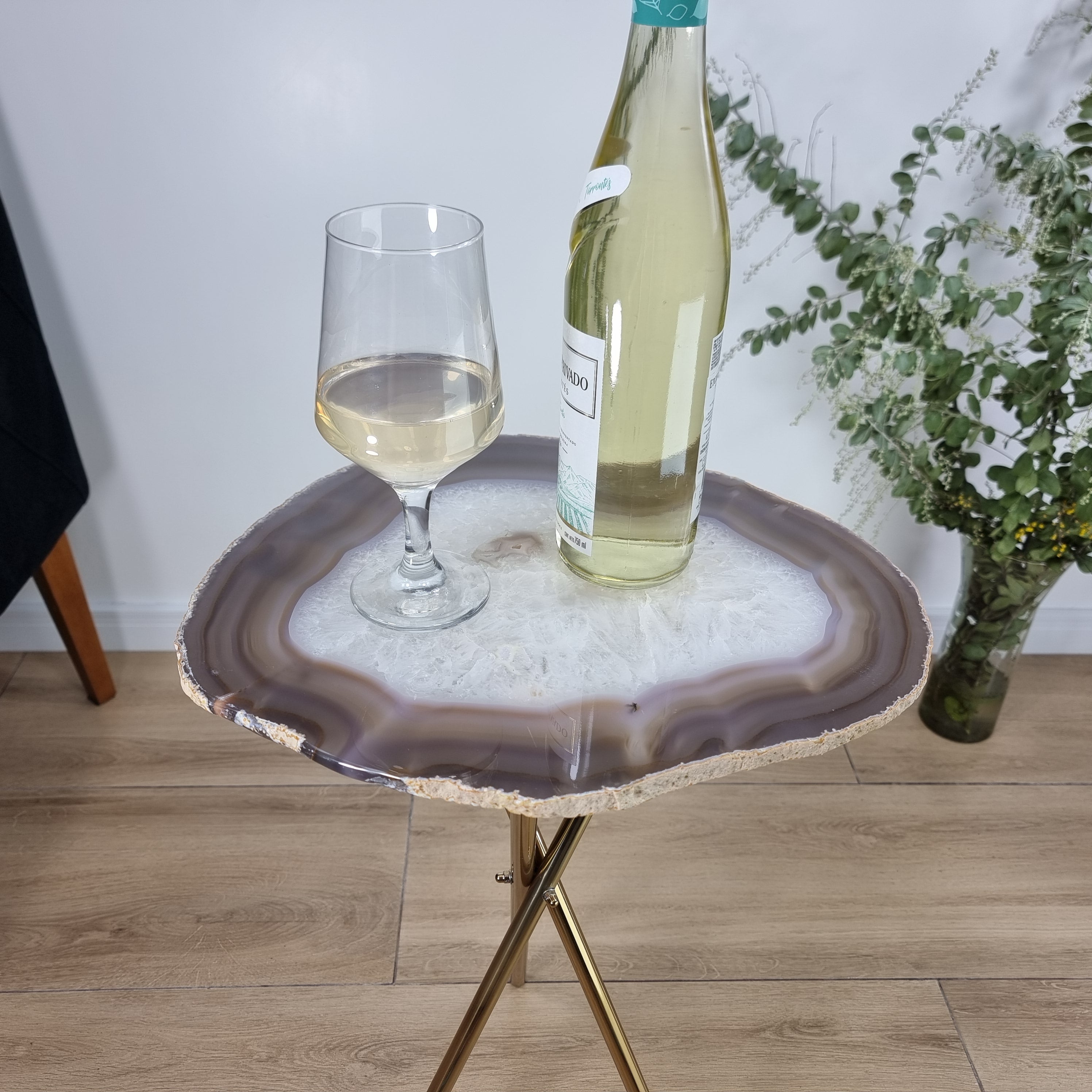 Mesa Lateral de Àgatas Brancas Especiais | Base Tripé de Latão Ouro | Altura de 60 cm - Peça Artesanal BR Crystals