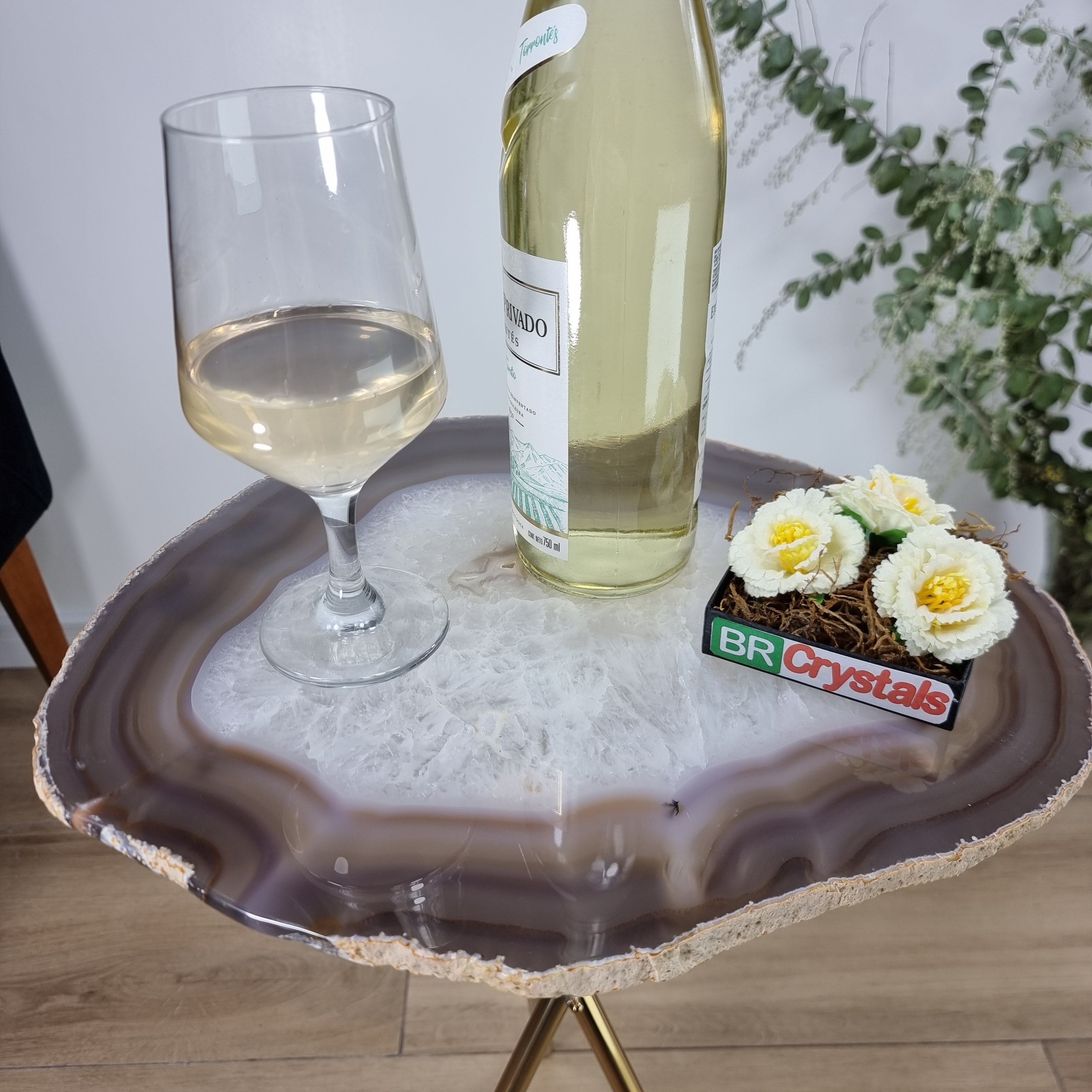 Mesa Lateral de Àgatas Brancas Especiais | Base Tripé de Latão Ouro | Altura de 60 cm - Peça Artesanal BR Crystals