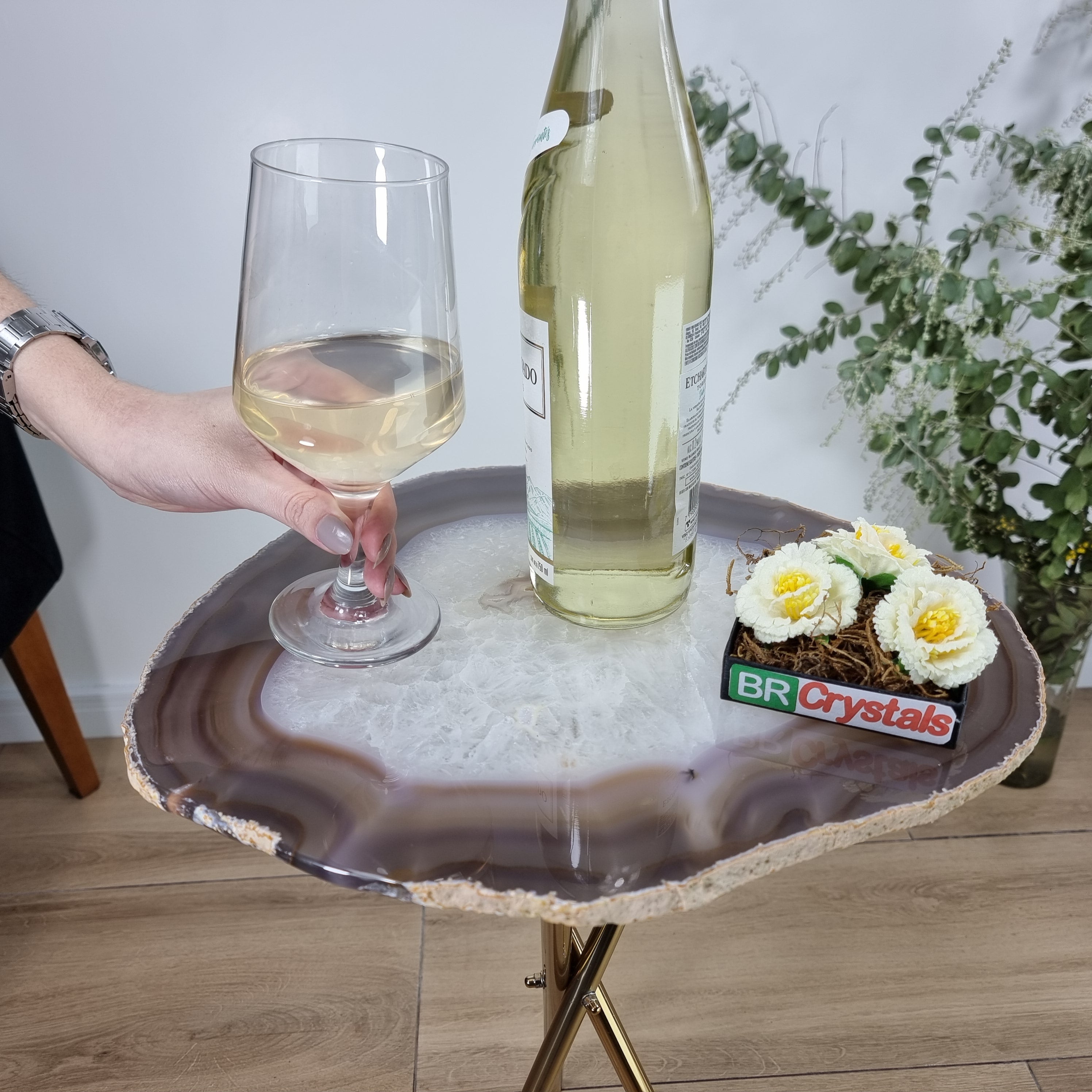 Mesa Lateral de Àgatas Brancas Especiais | Base Tripé de Latão Ouro | Altura de 60 cm - Peça Artesanal BR Crystals