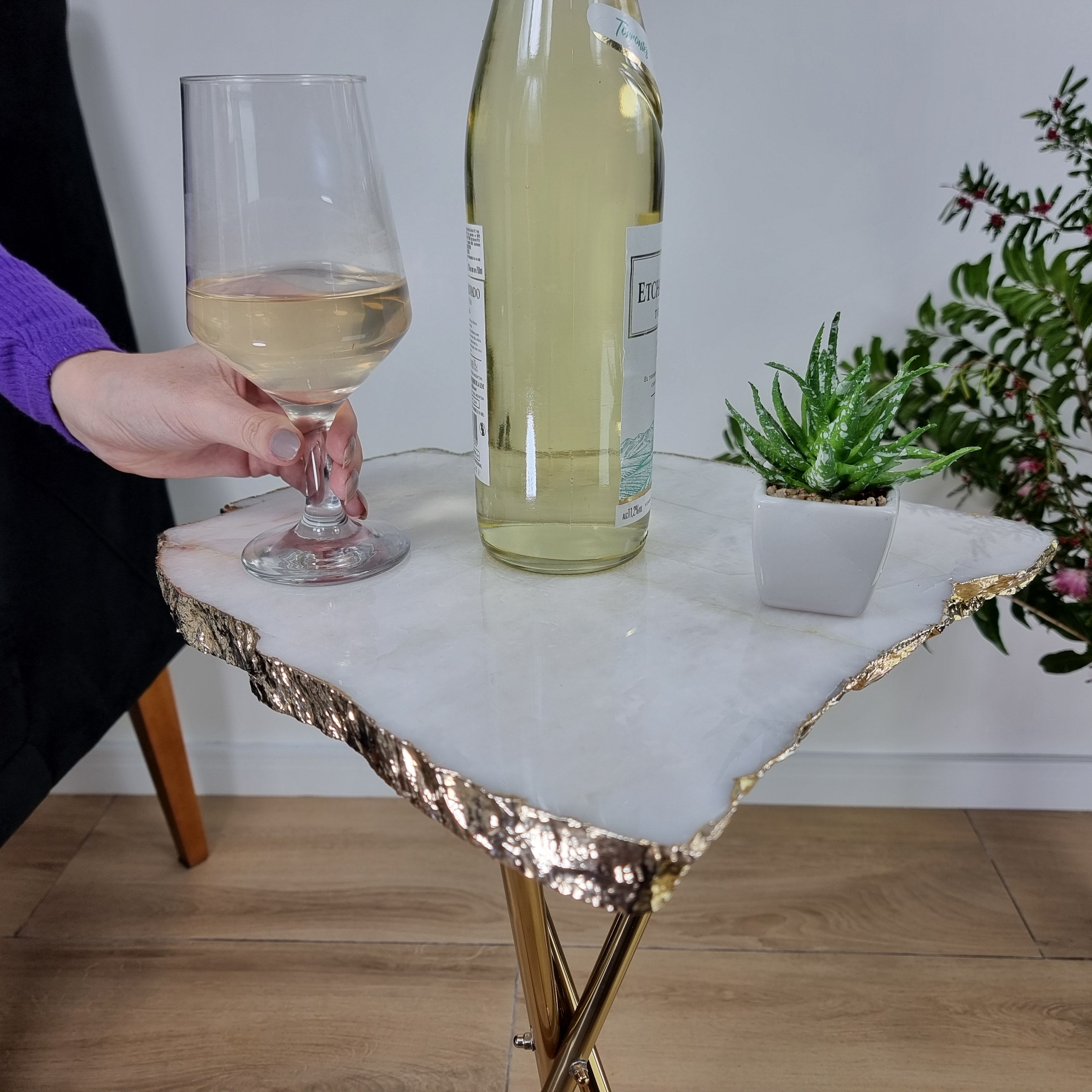 Mesa Lateral de QUARTZO BRANCO Naturais | Base Tripé Latão Ouro | Altura de 60 cm - Peça Artesanal BR Crystals