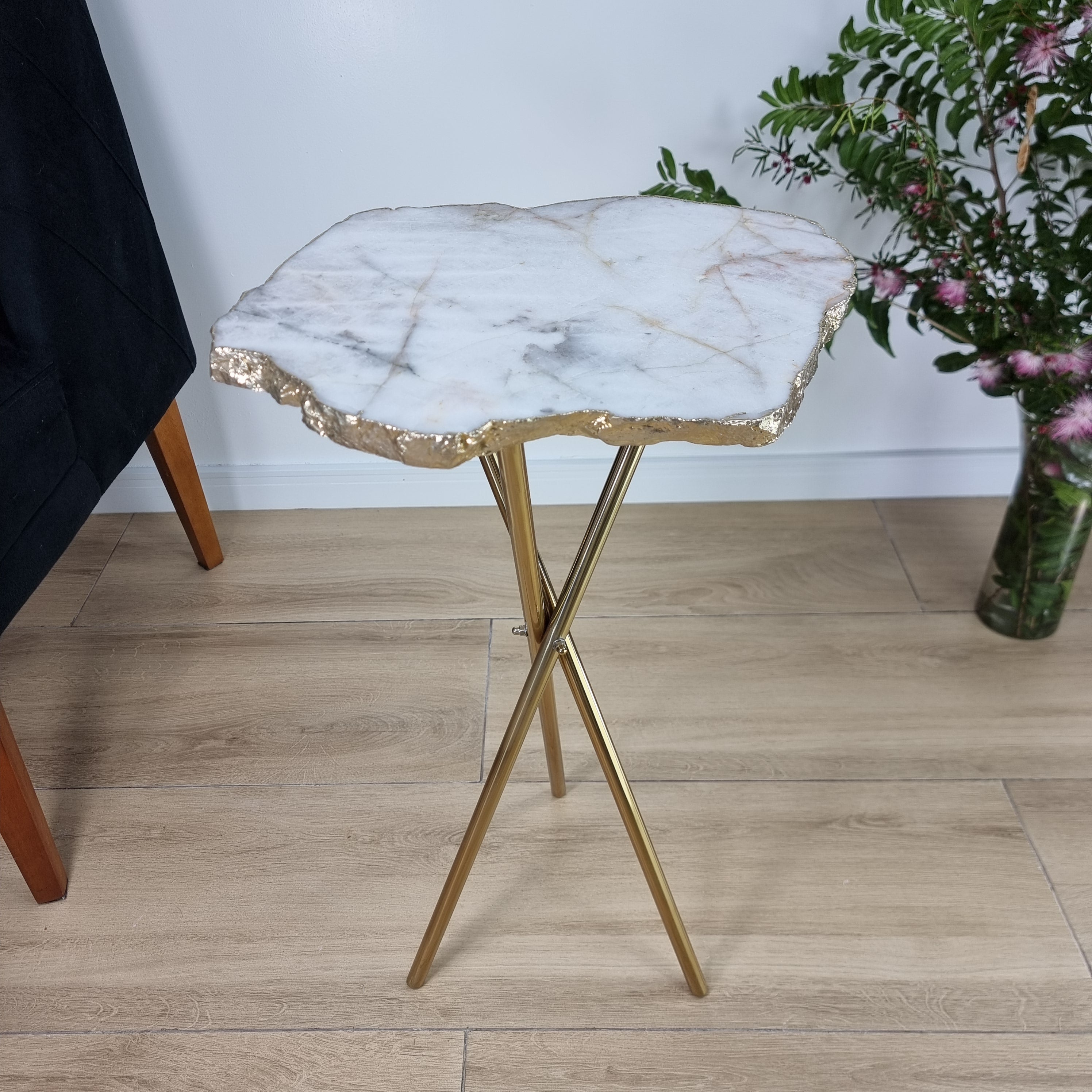 Mesa Lateral de QUARTZO BRANCO Naturais | Base Tripé Latão Ouro | Altura de 60 cm - Peça Artesanal BR Crystals