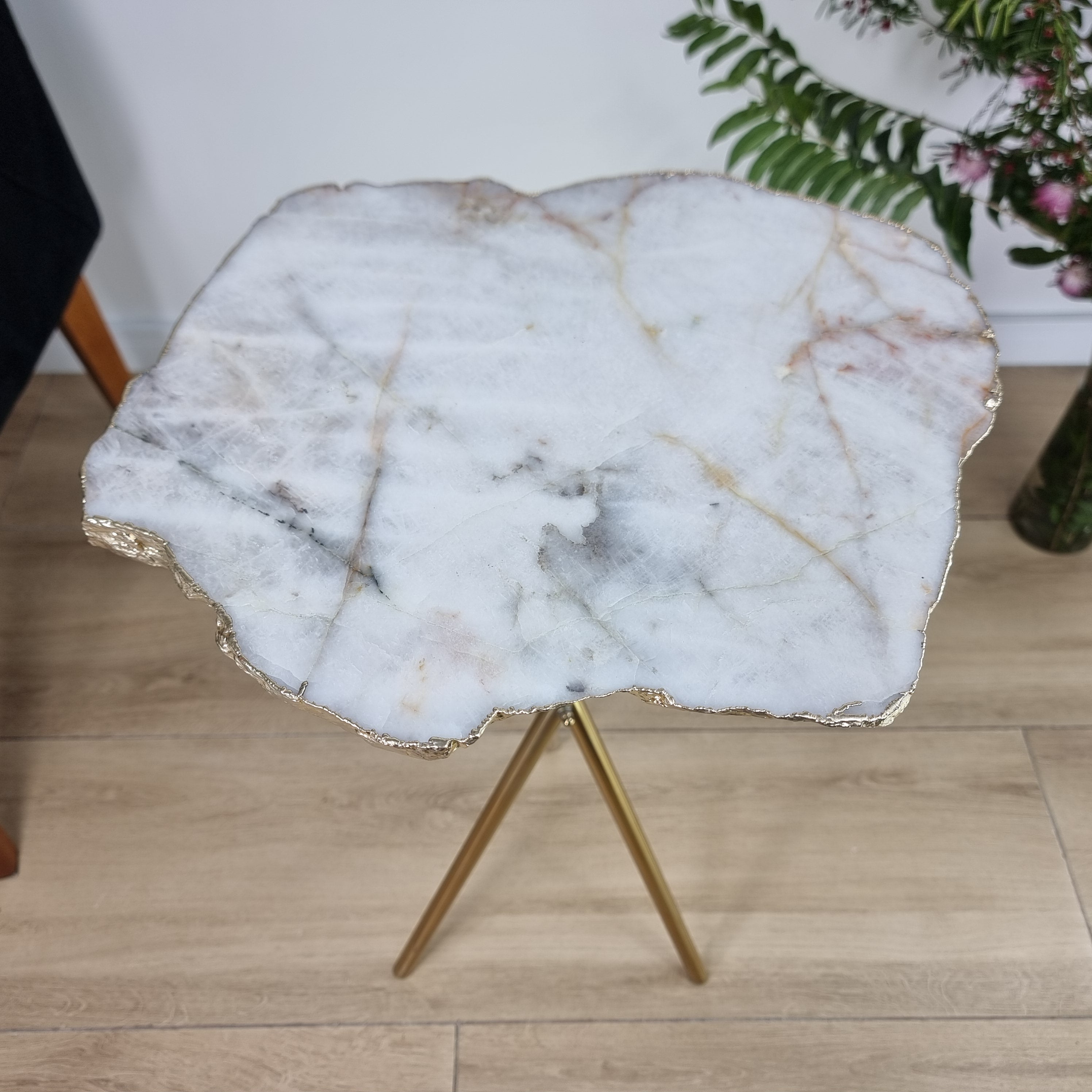 Mesa Lateral de QUARTZO BRANCO Naturais | Base Tripé Latão Ouro | Altura de 60 cm - Peça Artesanal BR Crystals