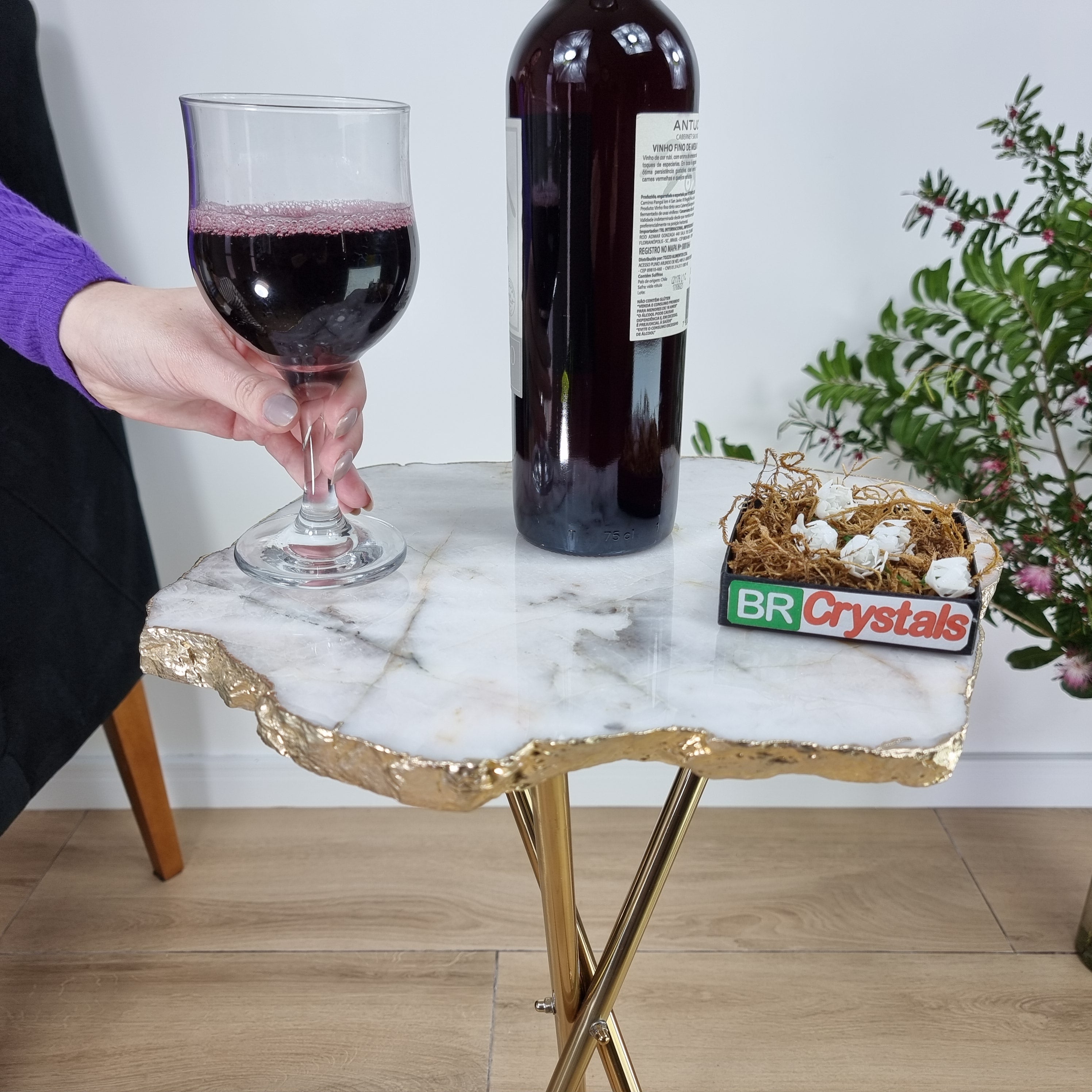Mesa Lateral de QUARTZO BRANCO Naturais | Base Tripé Latão Ouro | Altura de 60 cm - Peça Artesanal BR Crystals