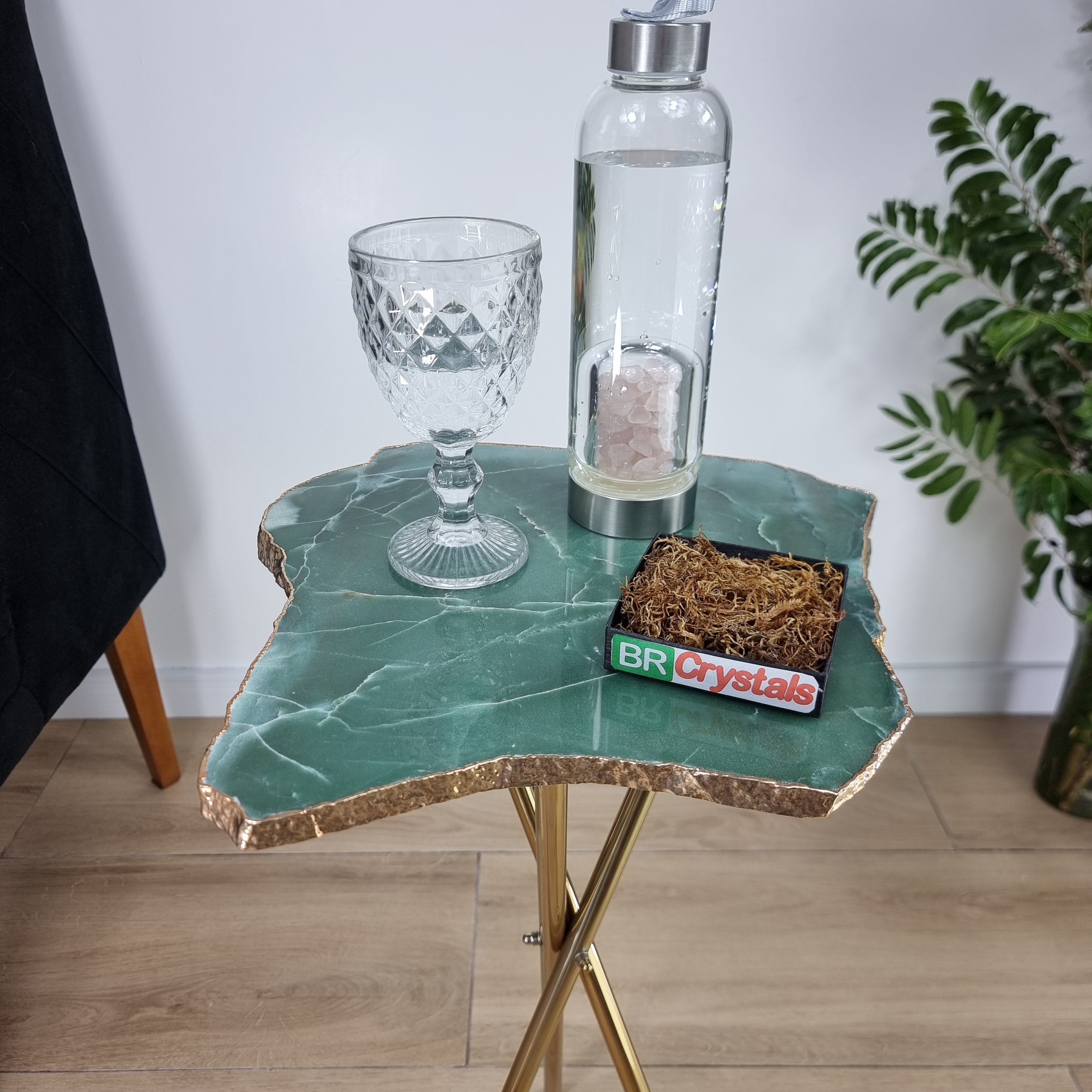Mesa Lateral de QUARTZO VERDE Especiais | Base Tripé Latão Ouro | Altura de 60 cm - Peça Artesanal BR Crystals