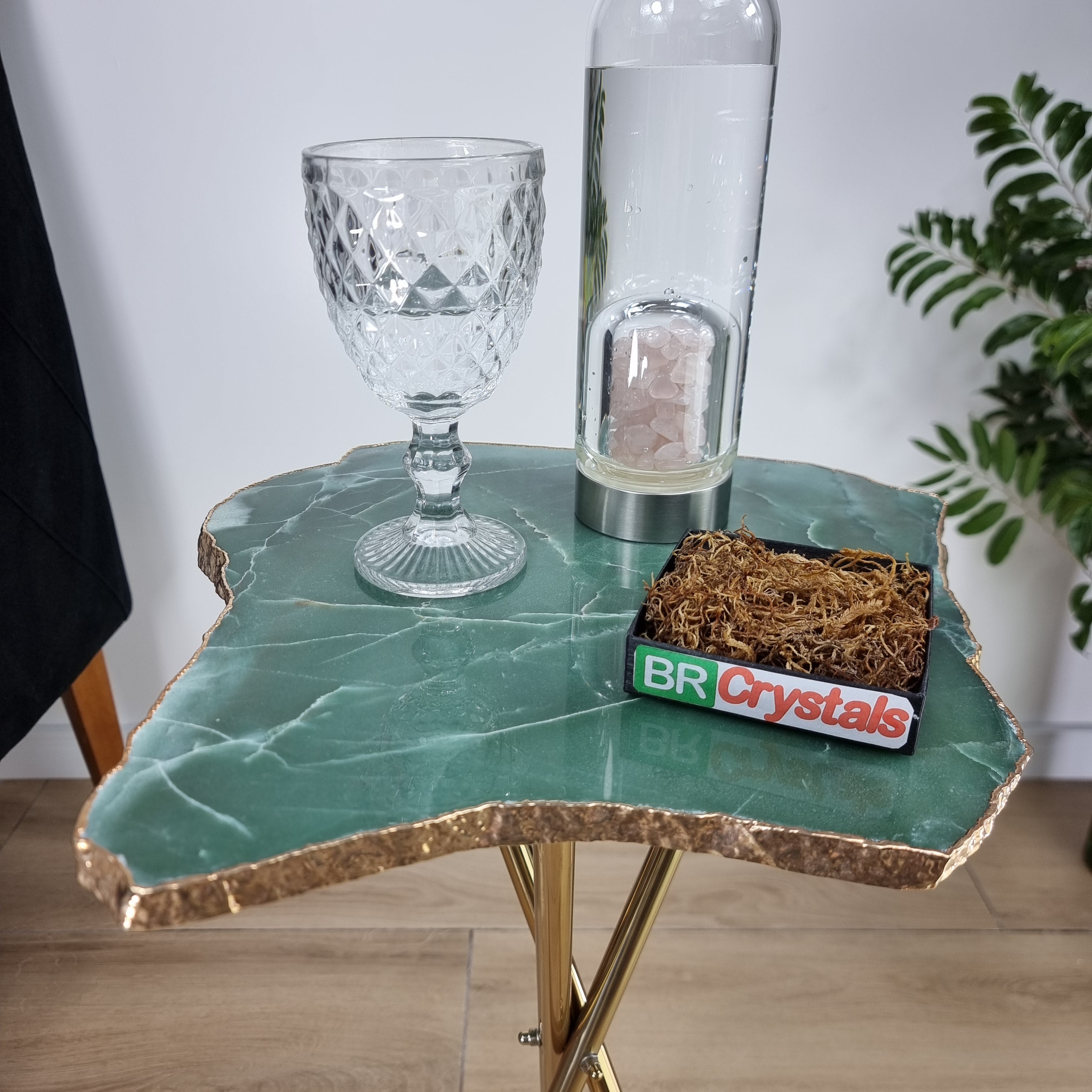 Mesa Lateral de QUARTZO VERDE Especiais | Base Tripé Latão Ouro | Altura de 60 cm - Peça Artesanal BR Crystals