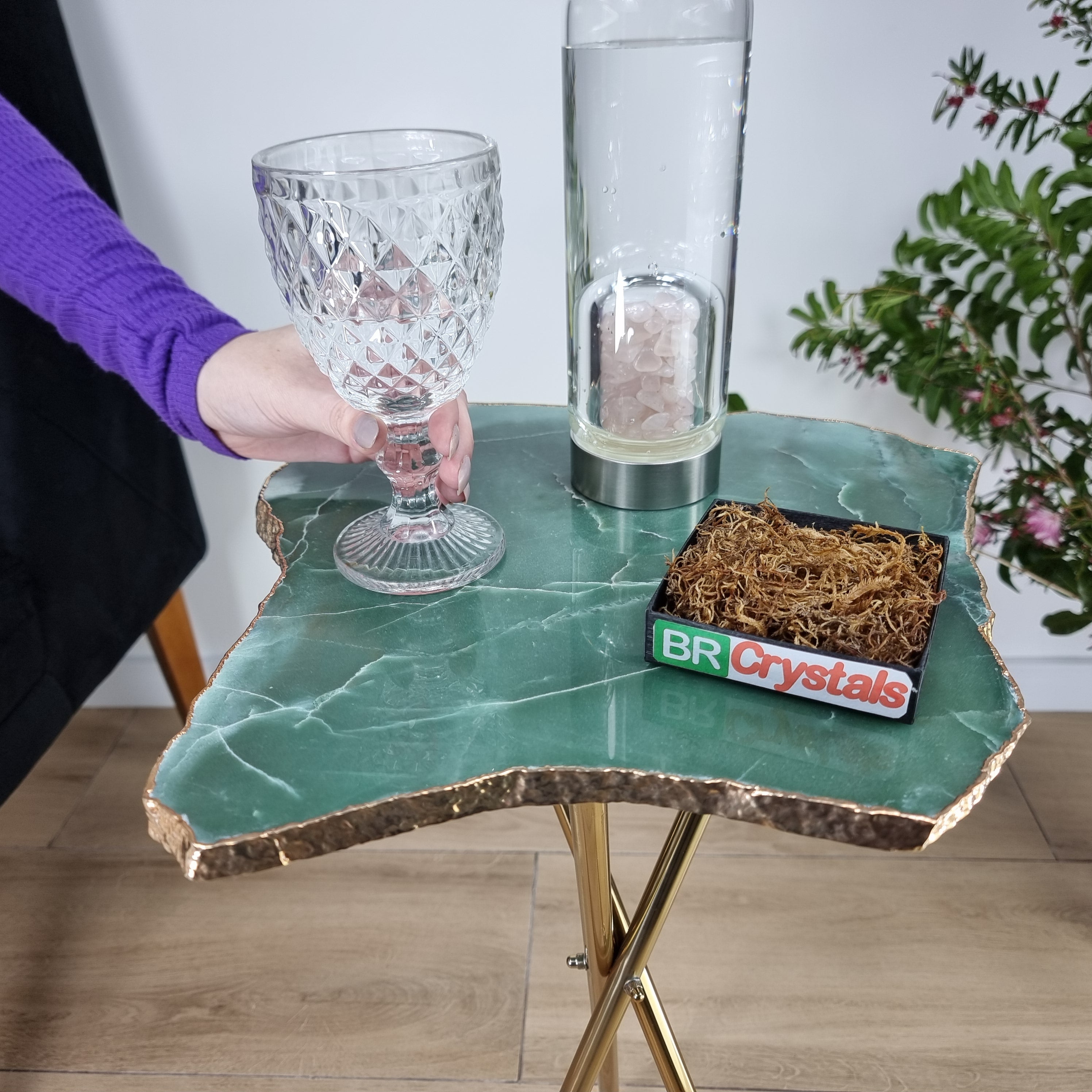 Mesa Lateral de QUARTZO VERDE Especiais | Base Tripé Latão Ouro | Altura de 60 cm - Peça Artesanal BR Crystals