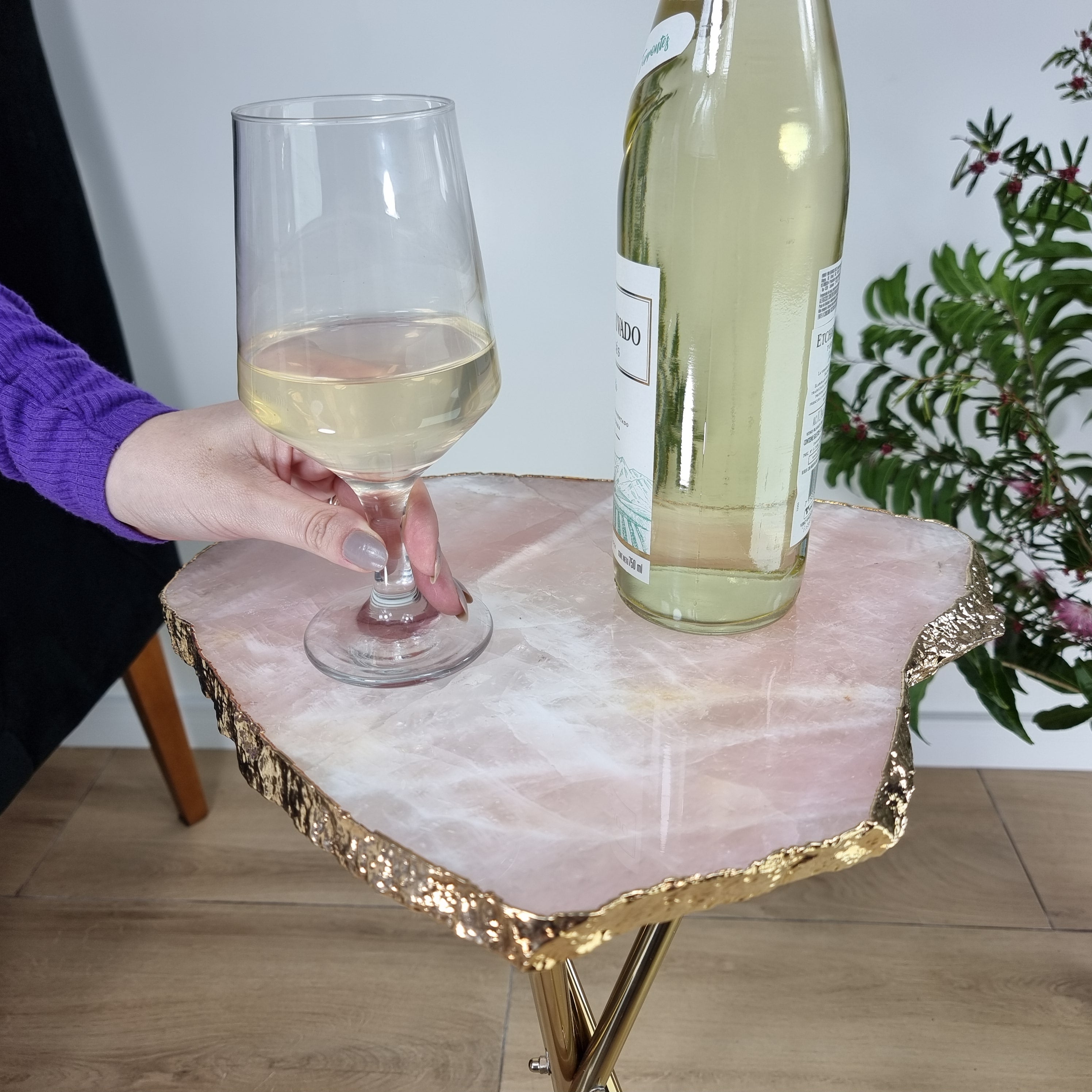 Mesa Lateral de QUARTZO ROSA Naturais | Base Tripé de Latão Ouro | Altura de 60 cm - Peça Artesanal BR Crystals