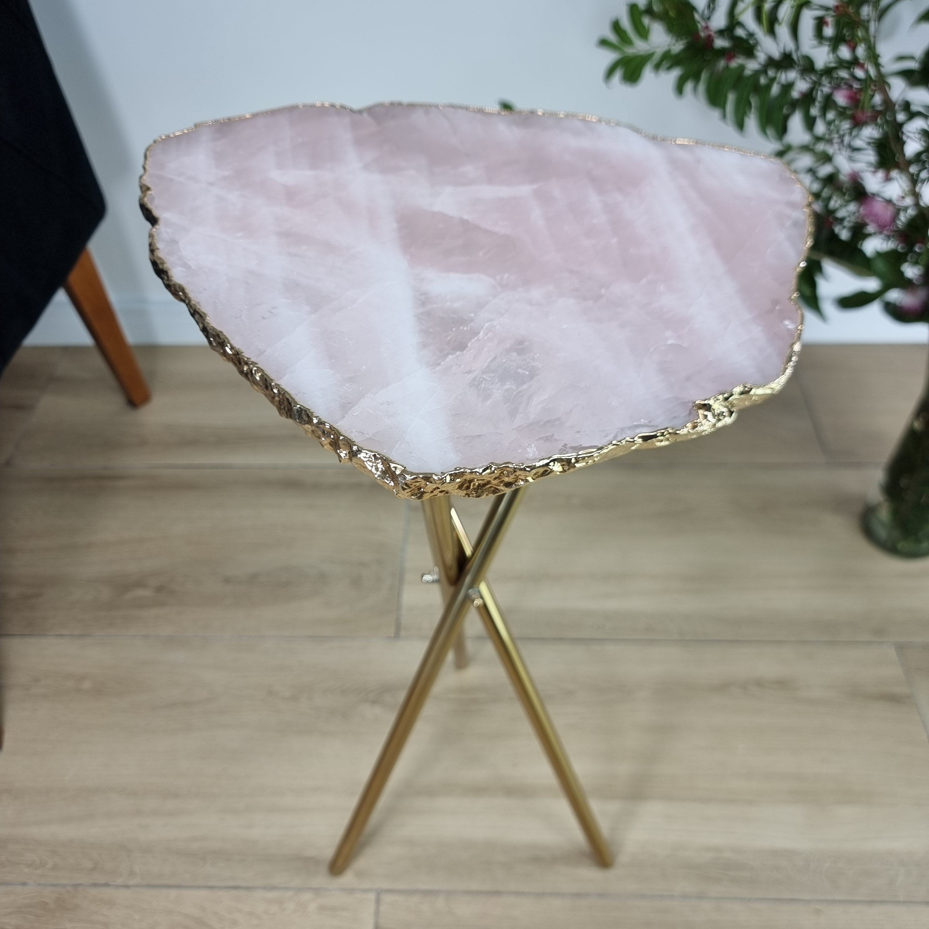 Mesa Lateral de QUARTZO ROSA Naturais | Base Tripé de Latão Ouro | Altura de 60 cm - Peça Artesanal BR Crystals