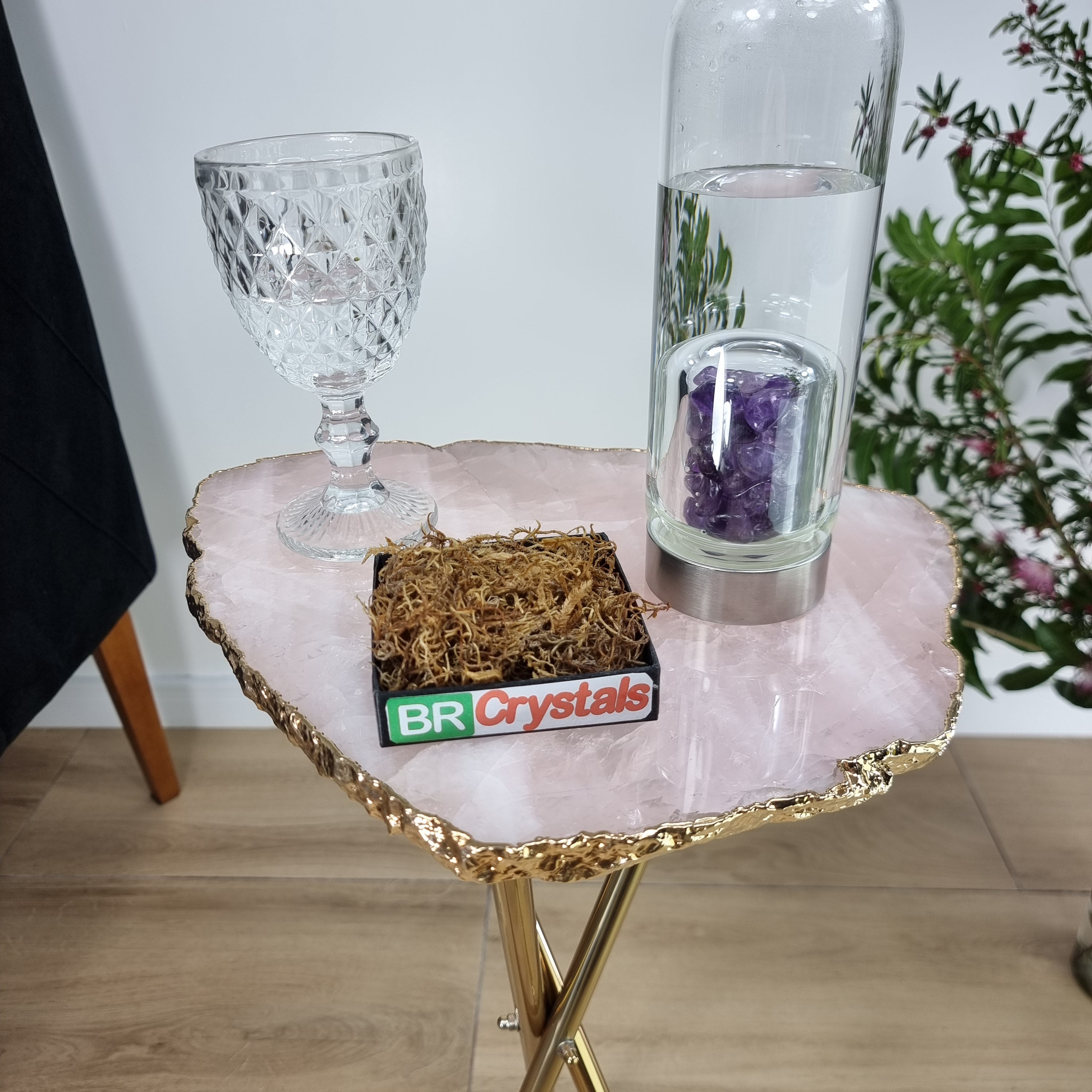 Mesa Lateral de QUARTZO ROSA Naturais | Base Tripé de Latão Ouro | Altura de 60 cm - Peça Artesanal BR Crystals