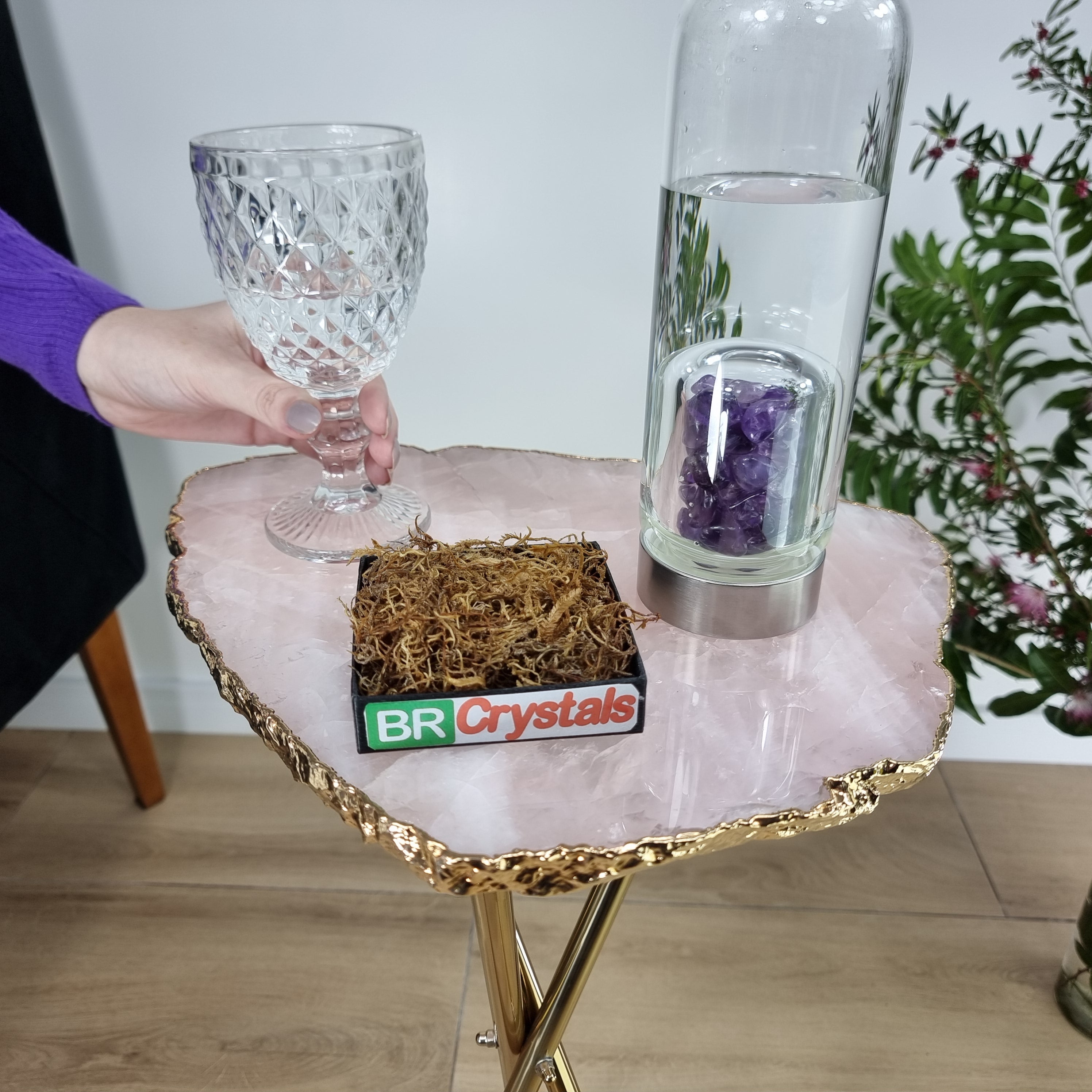 Mesa Lateral de QUARTZO ROSA Naturais | Base Tripé de Latão Ouro | Altura de 60 cm - Peça Artesanal BR Crystals