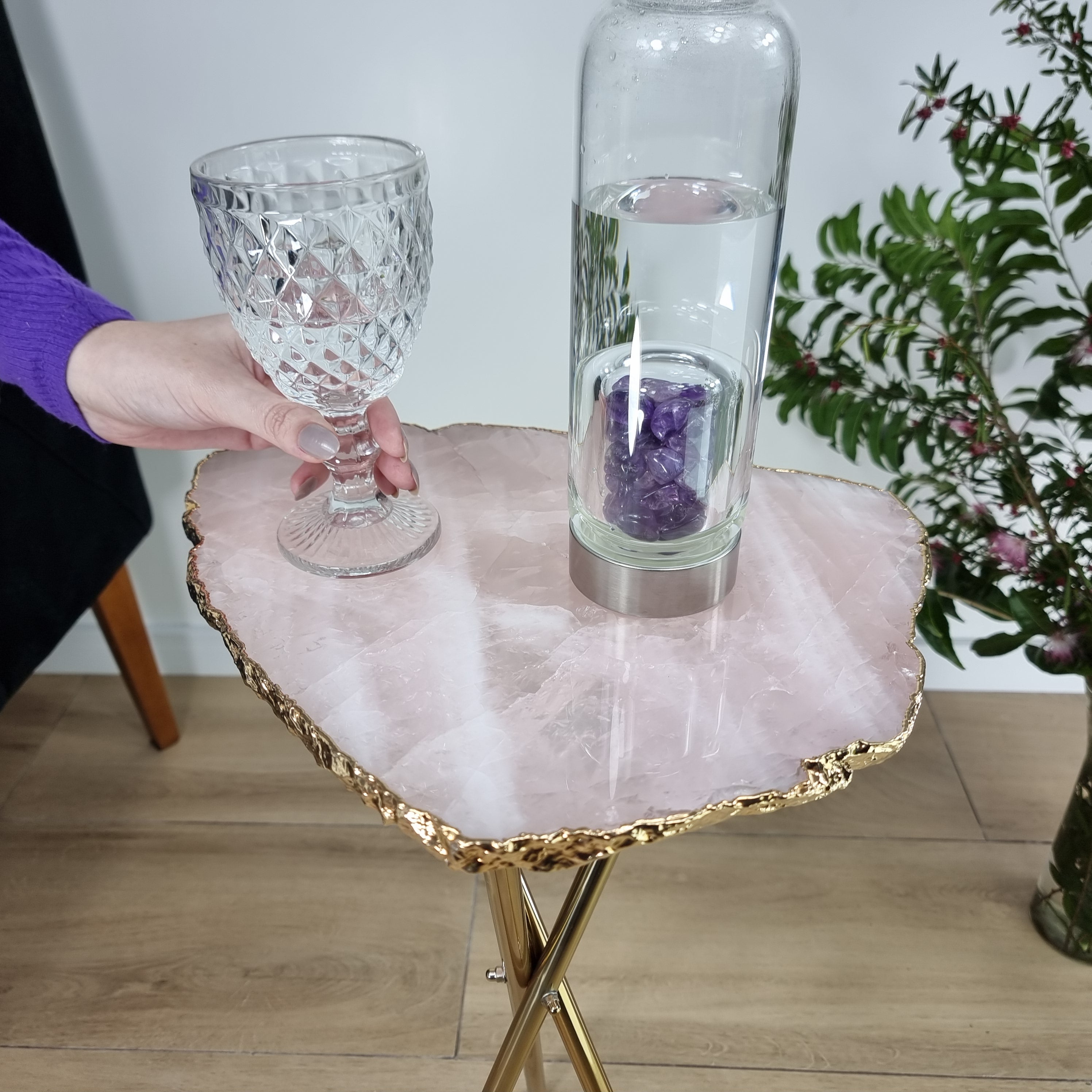 Mesa Lateral de QUARTZO ROSA Naturais | Base Tripé de Latão Ouro | Altura de 60 cm - Peça Artesanal BR Crystals