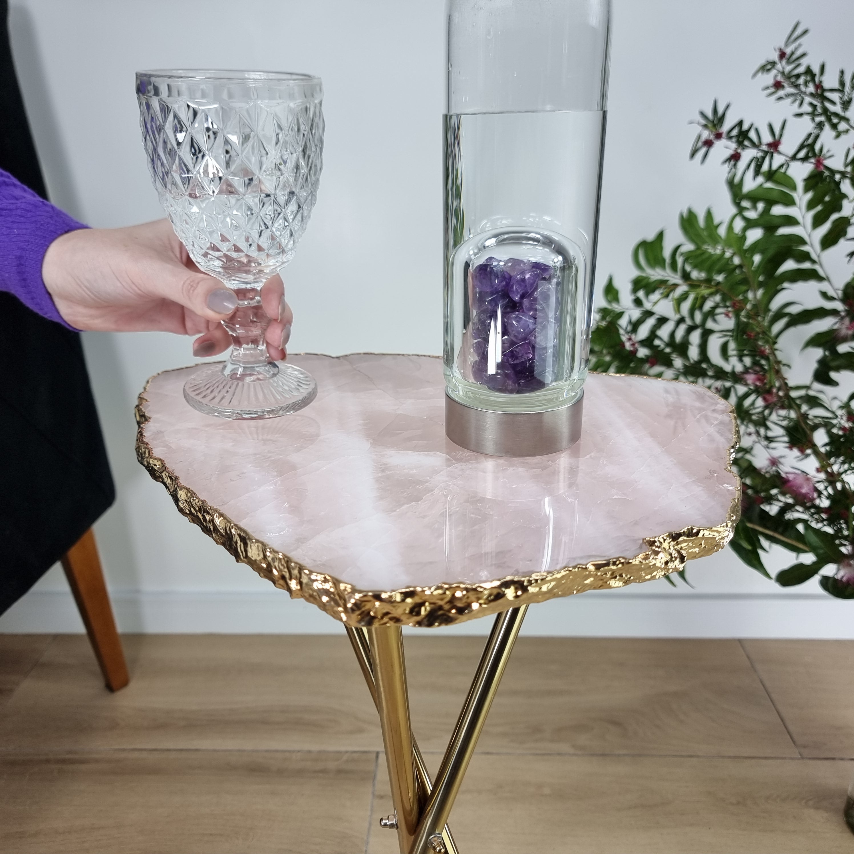 Mesa Lateral de QUARTZO ROSA Naturais | Base Tripé de Latão Ouro | Altura de 60 cm - Peça Artesanal BR Crystals