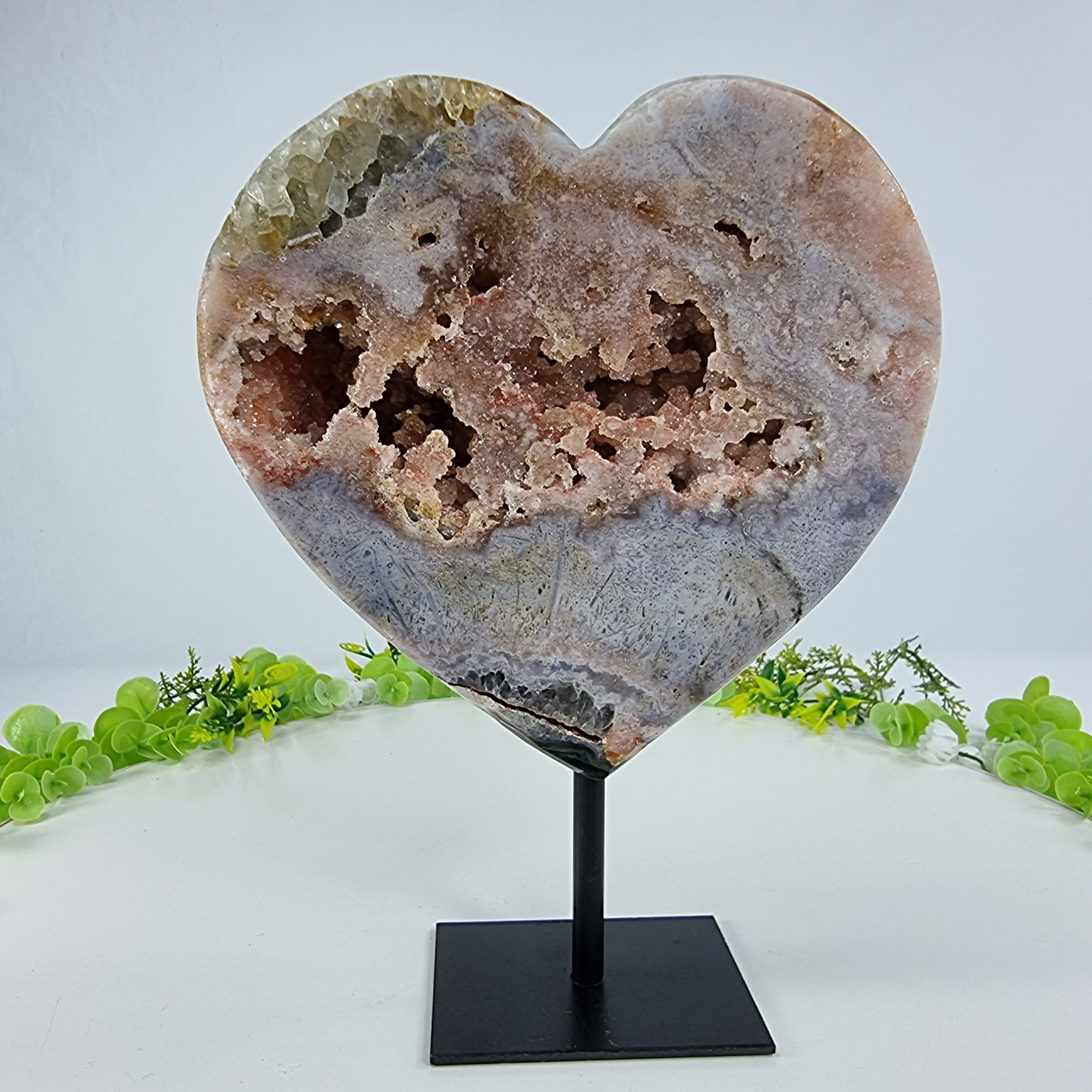 Coração de Ametista Rosa | Base de ferro Preta | Peso 2,00 kgs, Altura 22 cm | Energia, Beleza e Sofisticação