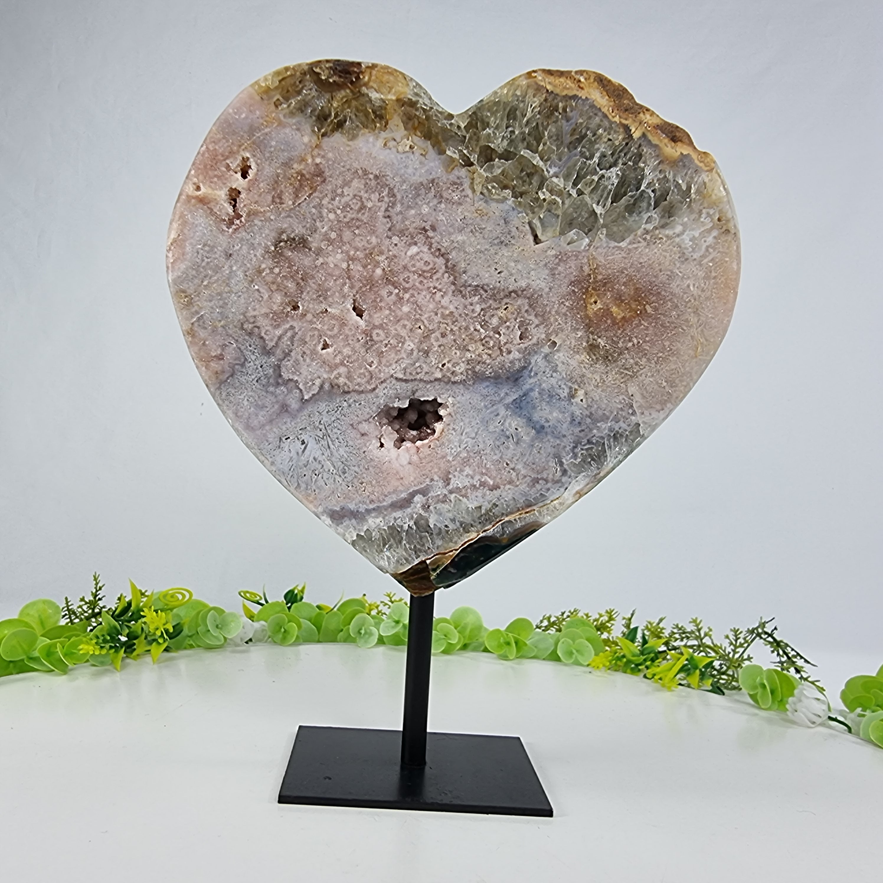 Coração de Ametista Rosa | Base de ferro Preta | Peso 2,00 kgs, Altura 22 cm | Energia, Beleza e Sofisticação