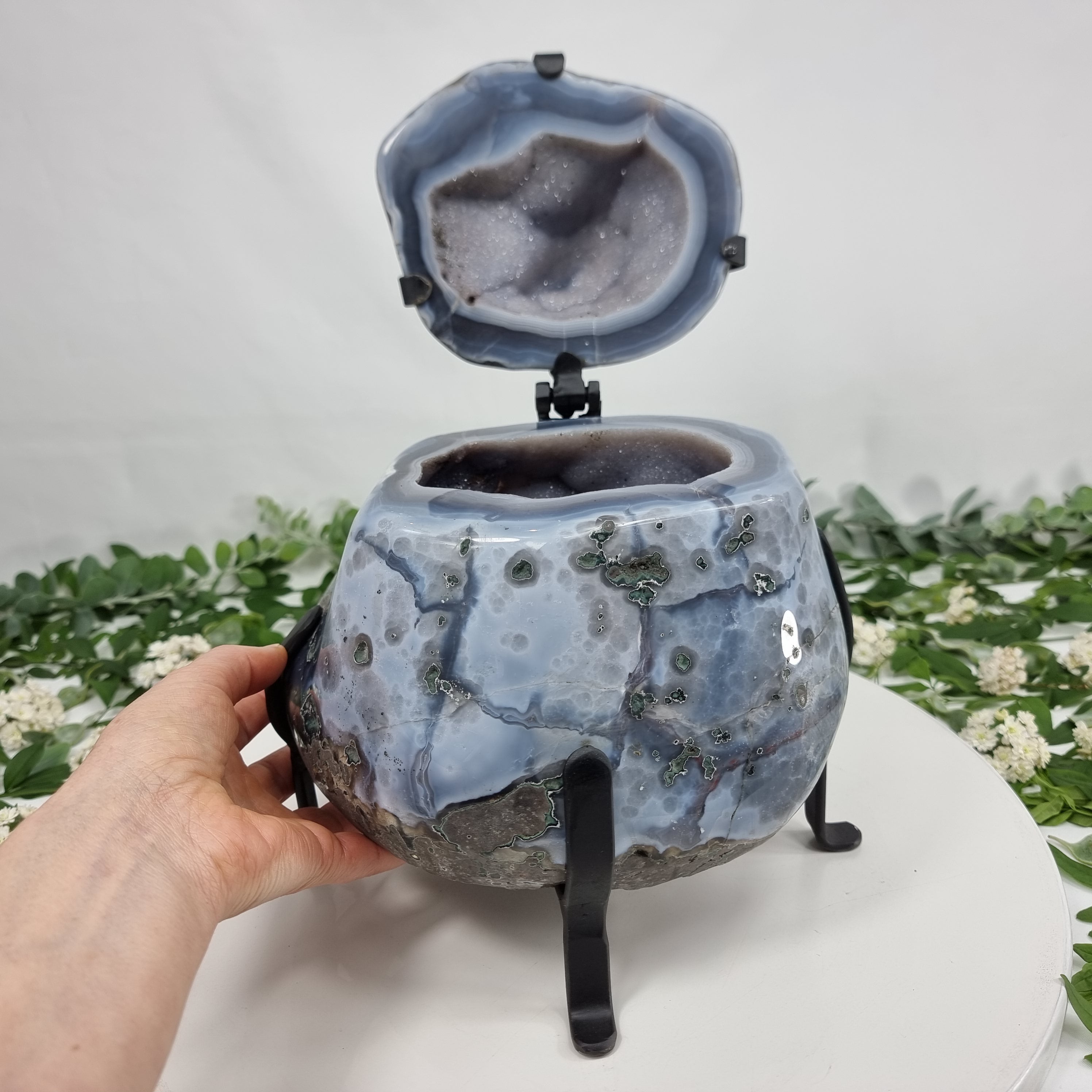 Porta Joias de Geodo de Àgatas | Base de ferro Preta | Peso 8,80 kgs, Altura 30 cm | Peça única Especial