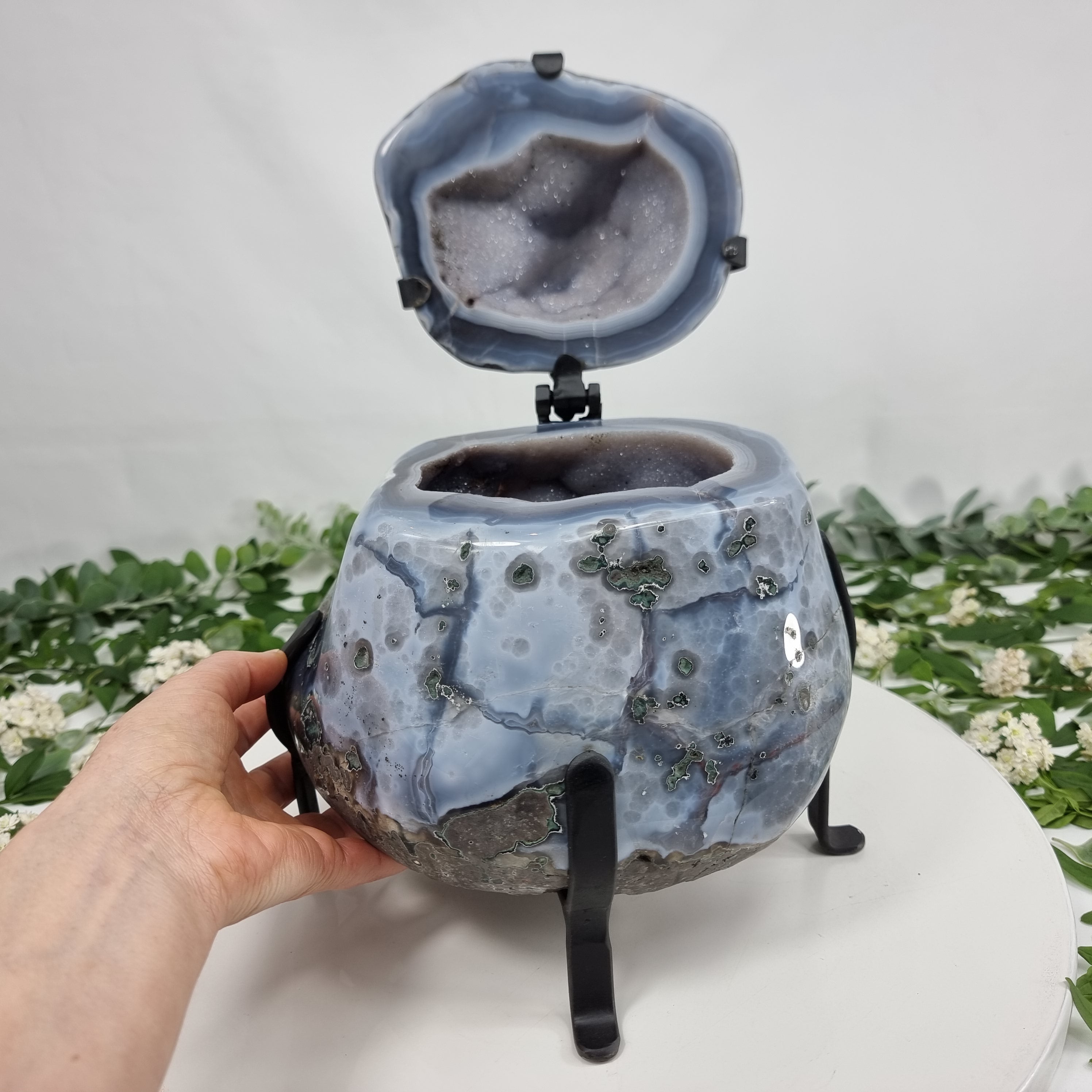 Porta Joias de Geodo de Àgatas | Base de ferro Preta | Peso 8,80 kgs, Altura 30 cm | Peça única Especial