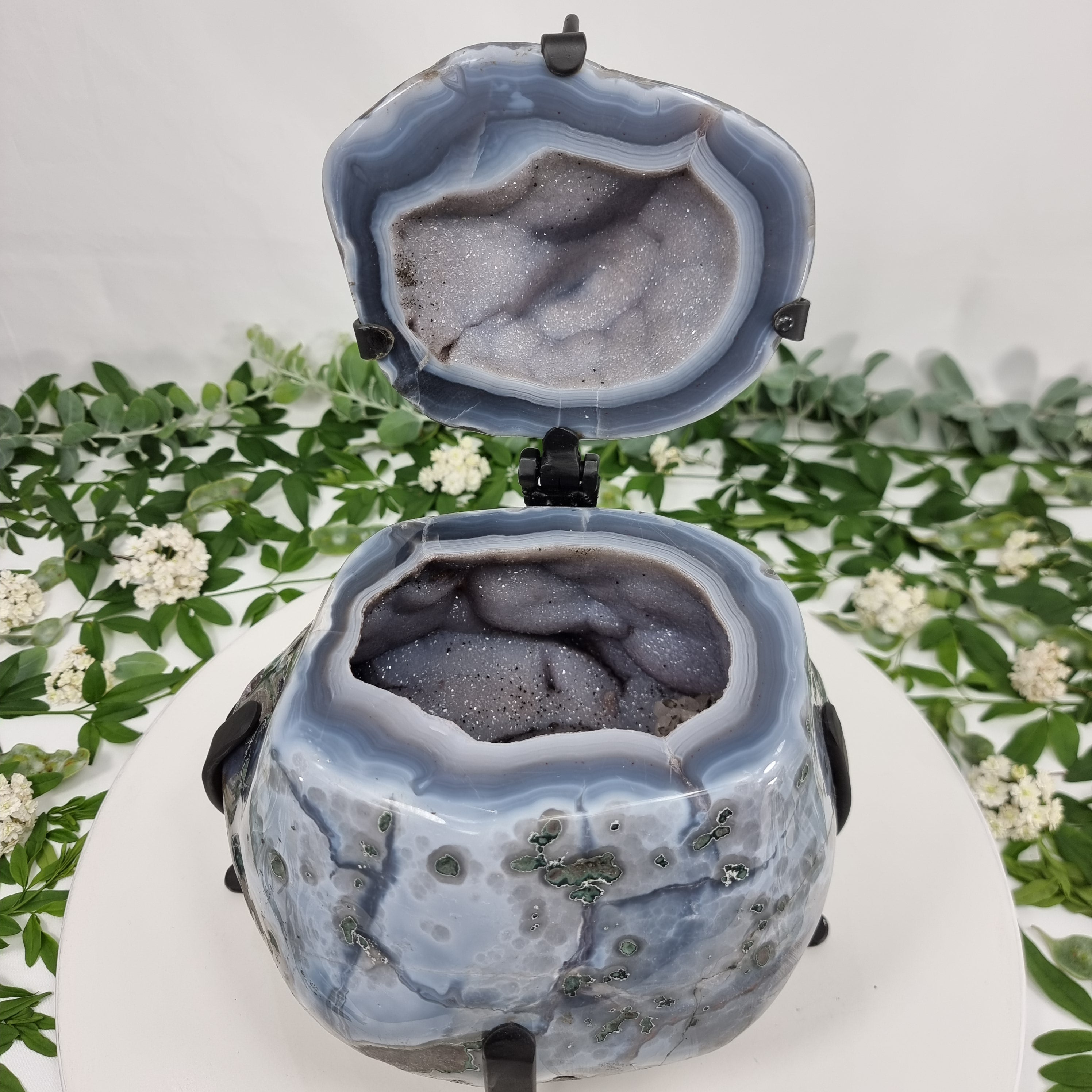 Porta Joias de Geodo de Àgatas | Base de ferro Preta | Peso 8,80 kgs, Altura 30 cm | Peça única Especial