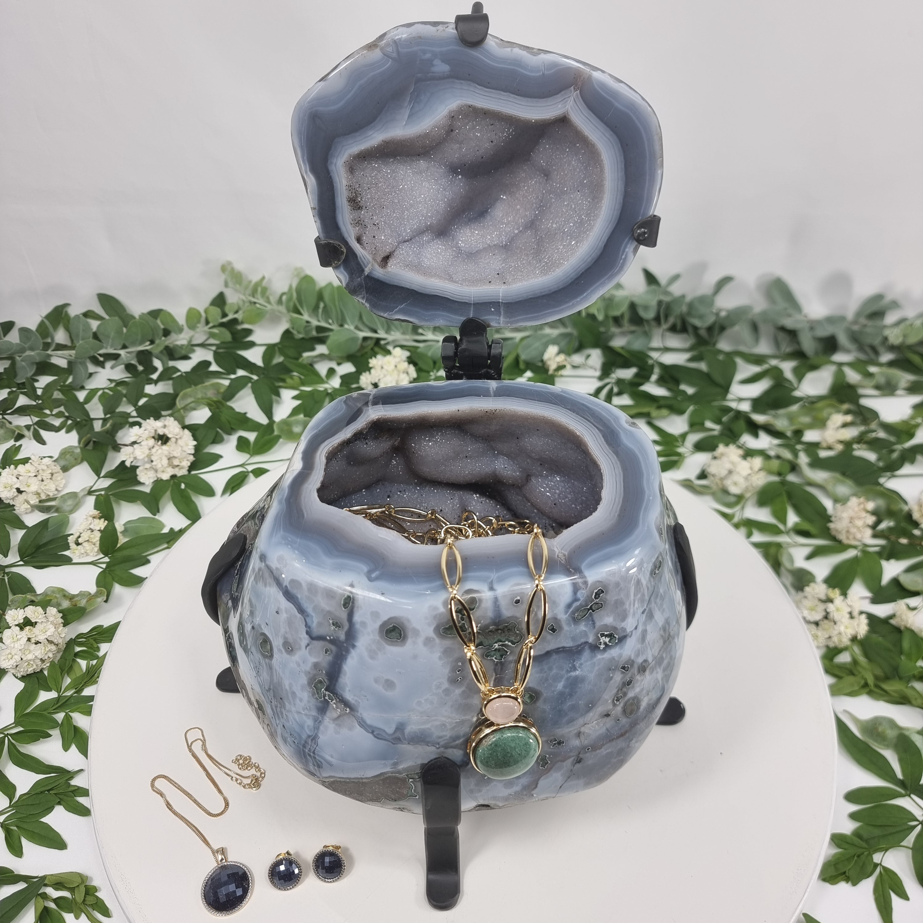 Porta Joias de Geodo de Àgatas | Base de ferro Preta | Peso 8,80 kgs, Altura 30 cm | Peça única Especial