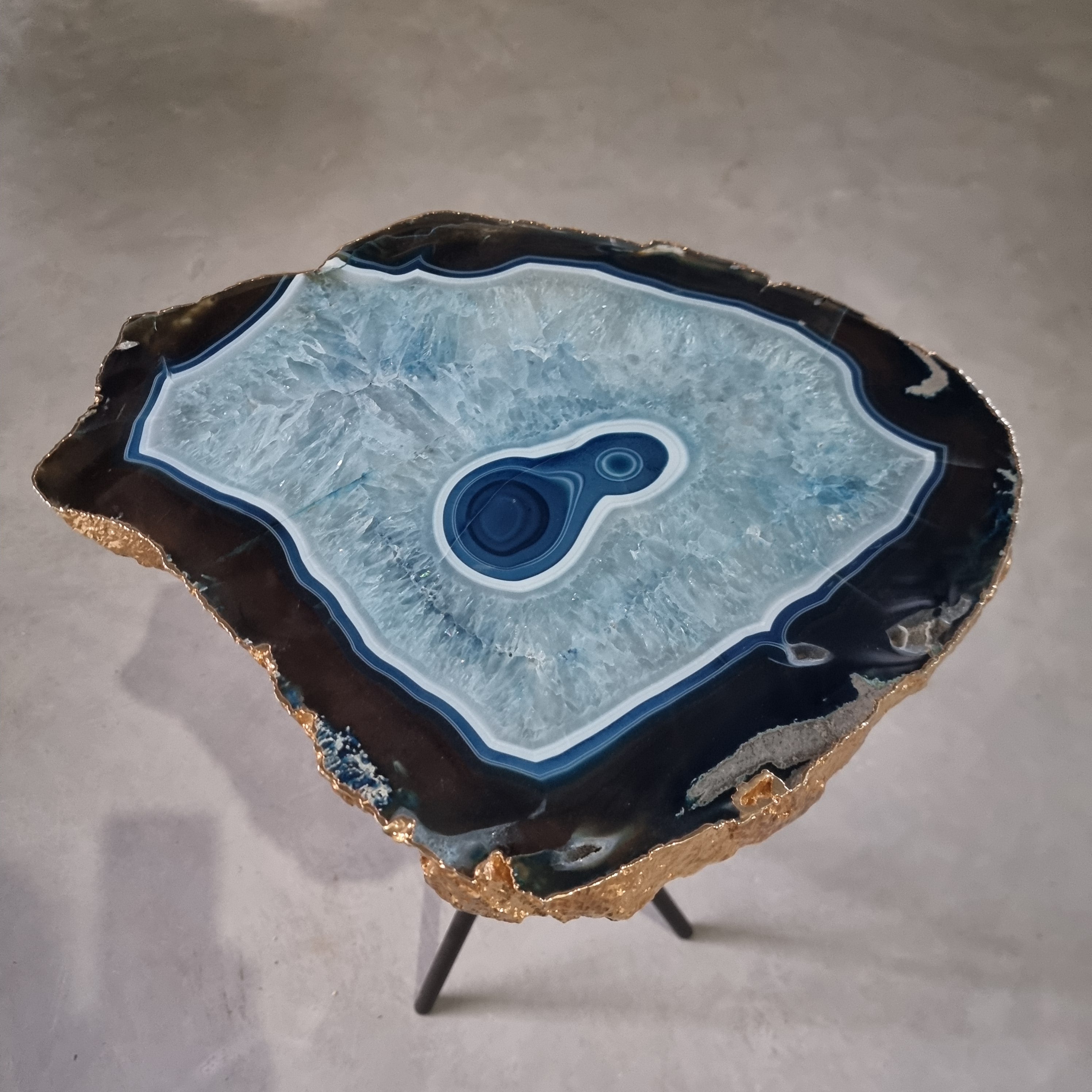 Mesa Lateral de Àgatas Azul com Banhos | Base Tripé de Ferro Preta | Altura de 60 cm - Peça Artesanal BR Crystals