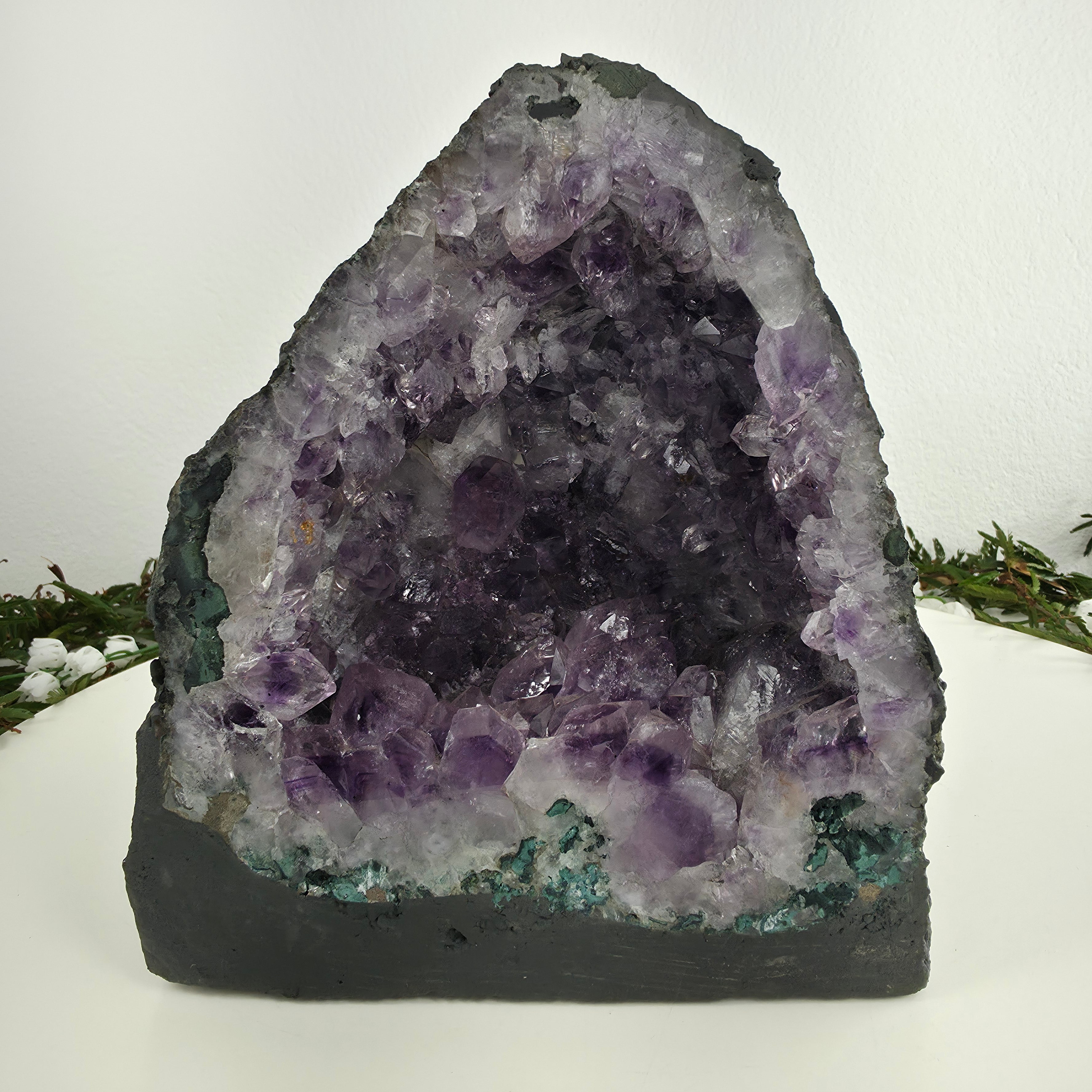 Capela em Ametista Bruta Drusa - Geodo de Ametista 3,25 Kgs, Energia, Beleza e Sofisticação