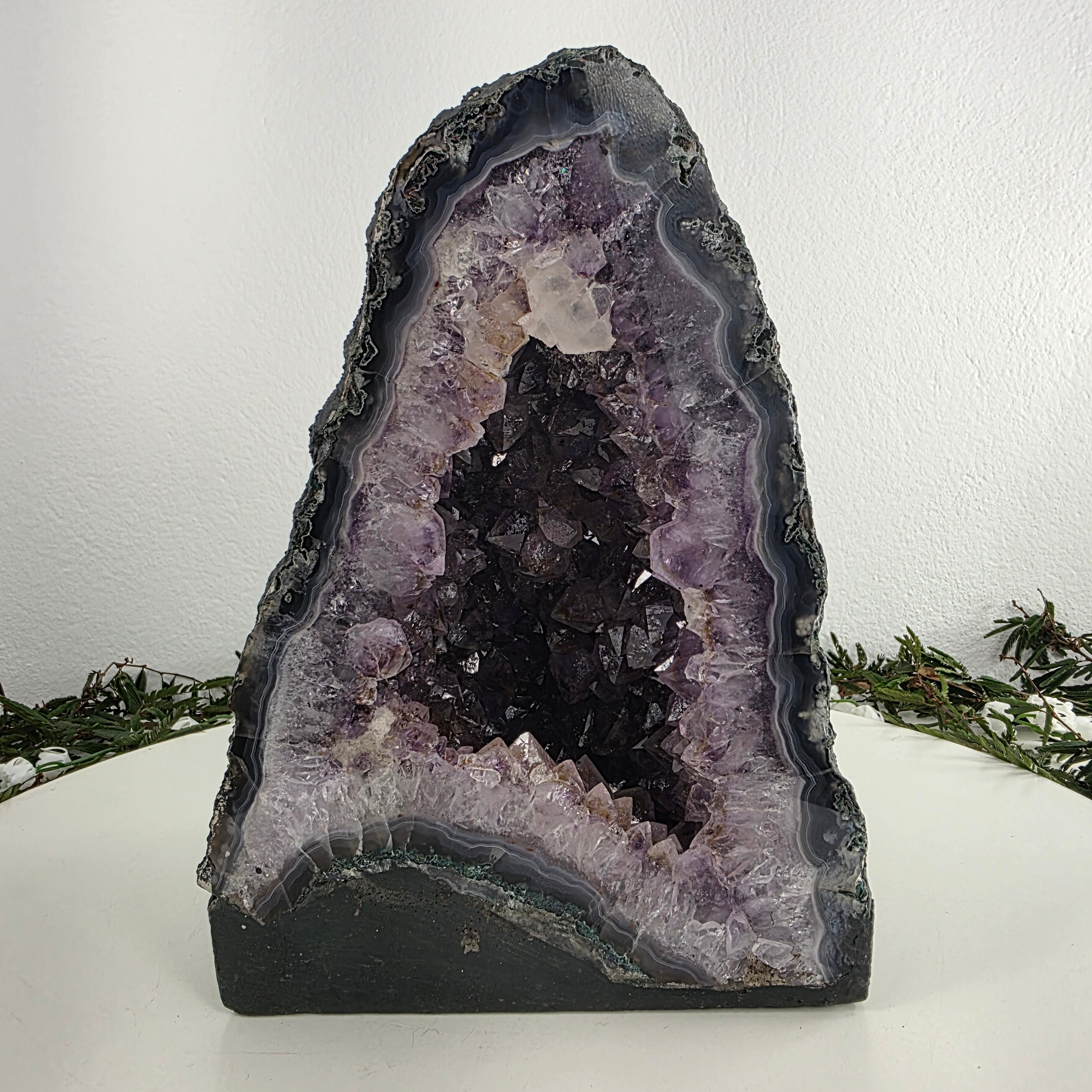 Capela em Ametista Bruta Drusa - Geodo de Ametista 3,85 Kgs, Energia, Beleza e Sofisticação